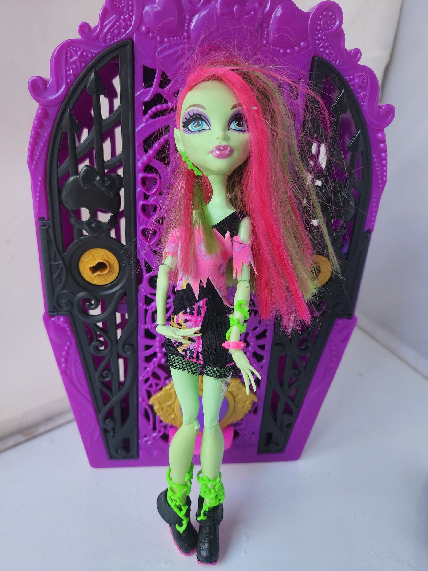 Monster High Music Festival Venus McFlytrap Doll with Coffin Locker & Purse