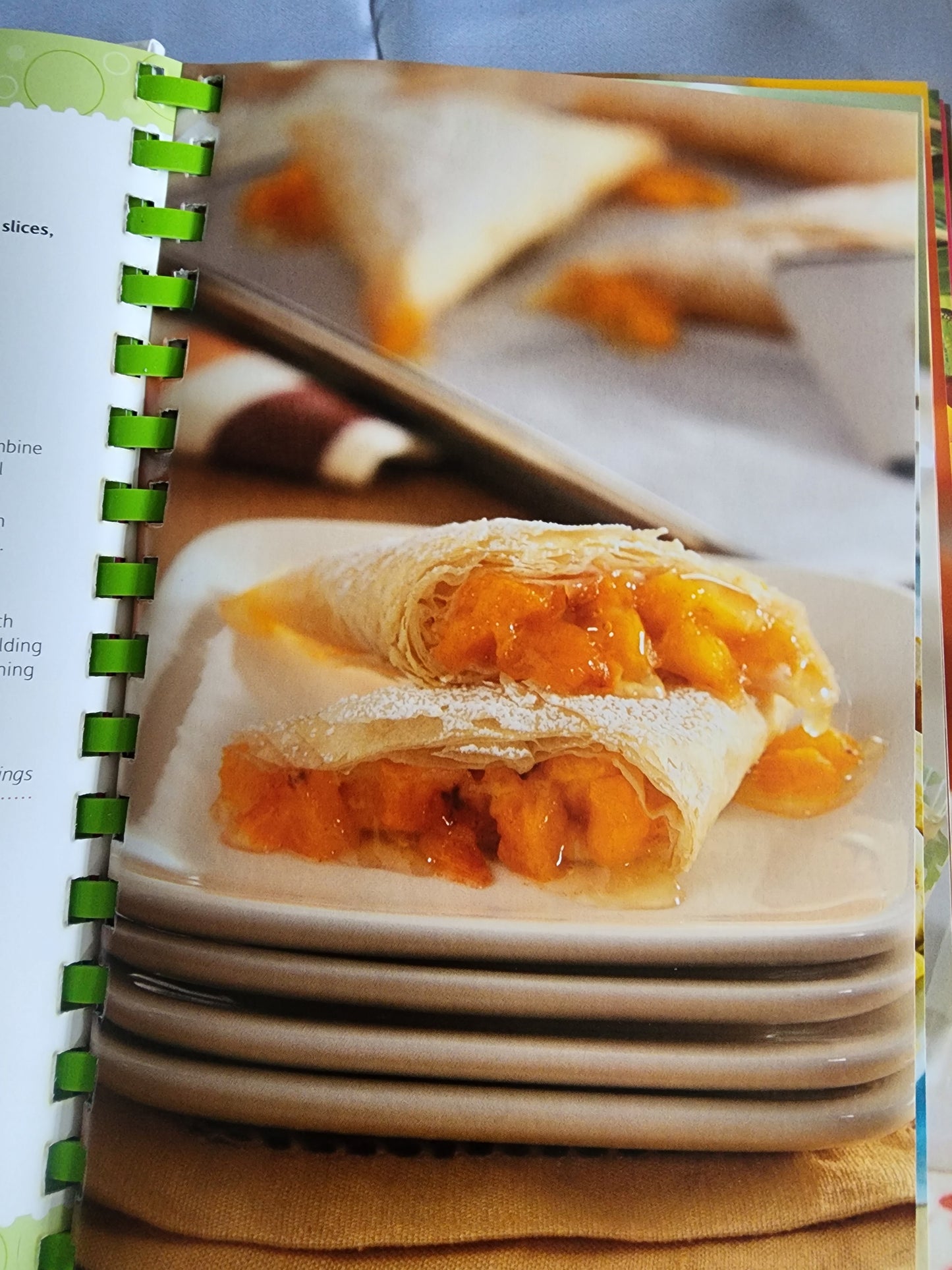 Favorite Brand Name 3 Books in 1: 100 Calorie Snacks, 200 Calorie Desserts, 300