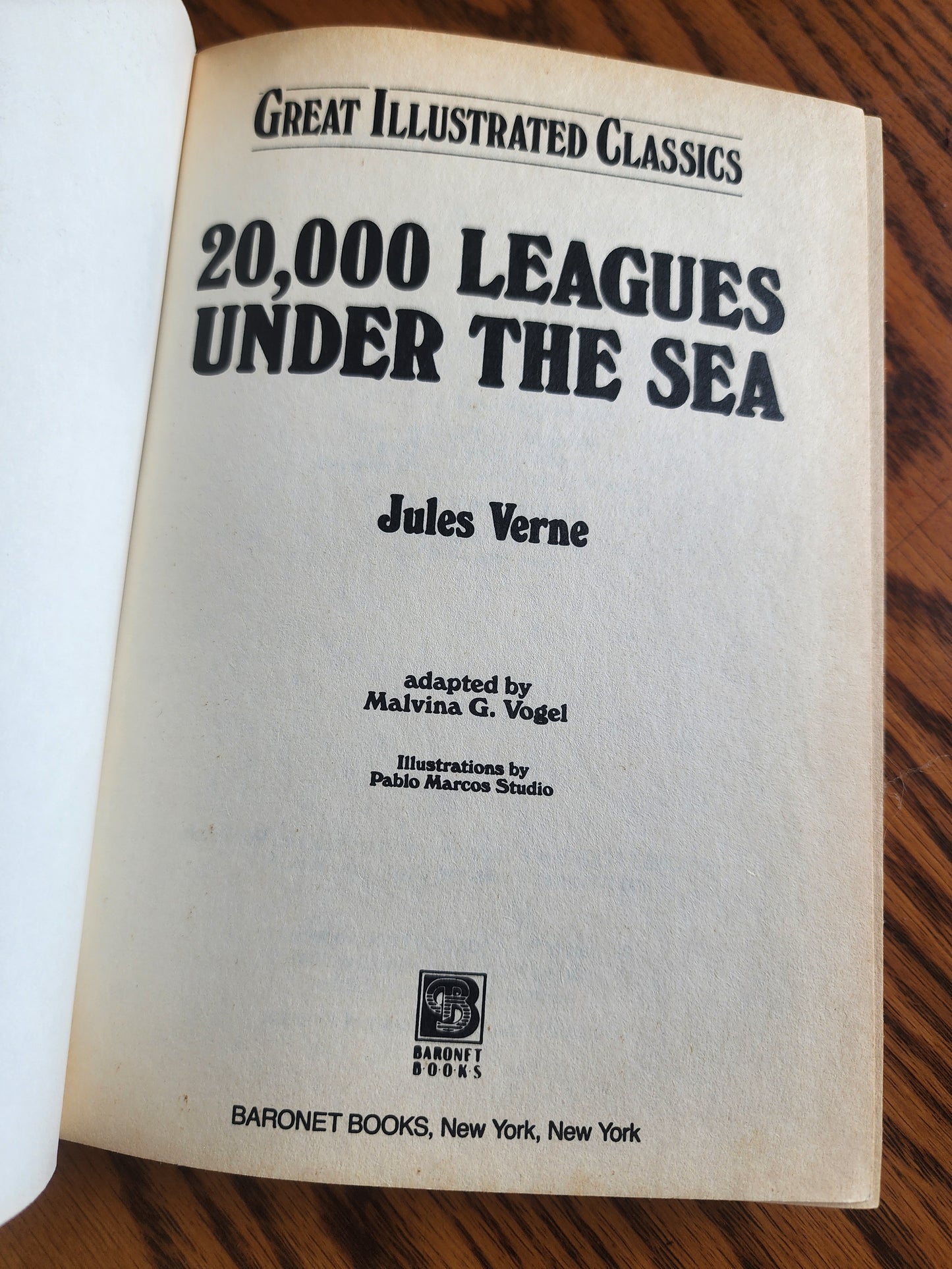 1992 Great Illustrated Classics edition of "20,000 Leagues Under the Sea" by Jules Verne. Hardcover format.