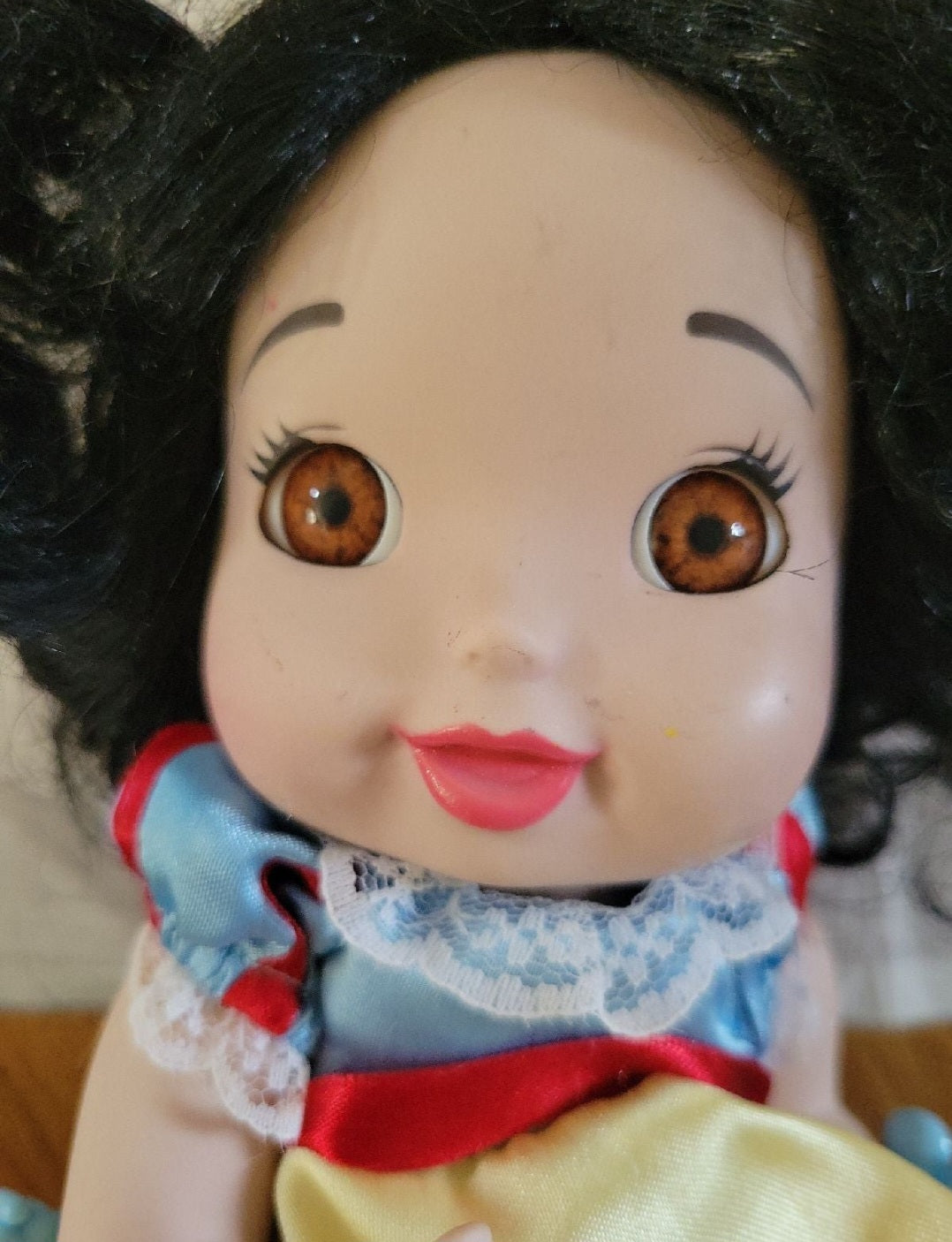 2006 DISNEY PRINCESS ROYAL NURSERY Porcelain Doll BABY Snow White