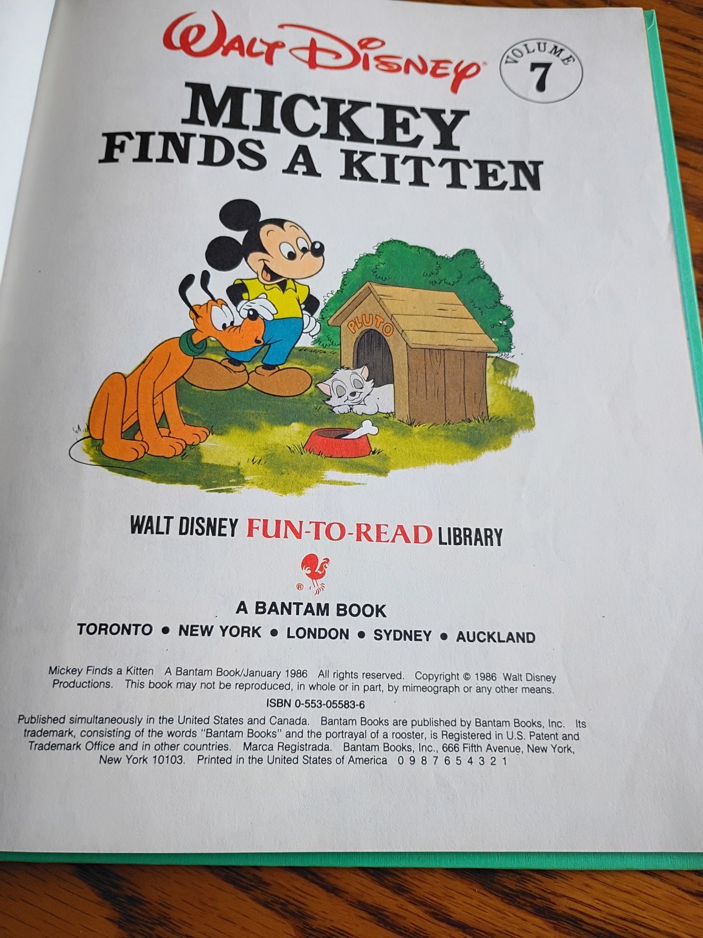 Walt Disney Mickey's Fun to Read Library Volume 7 Mickey Finds a Kitten Book 1986.