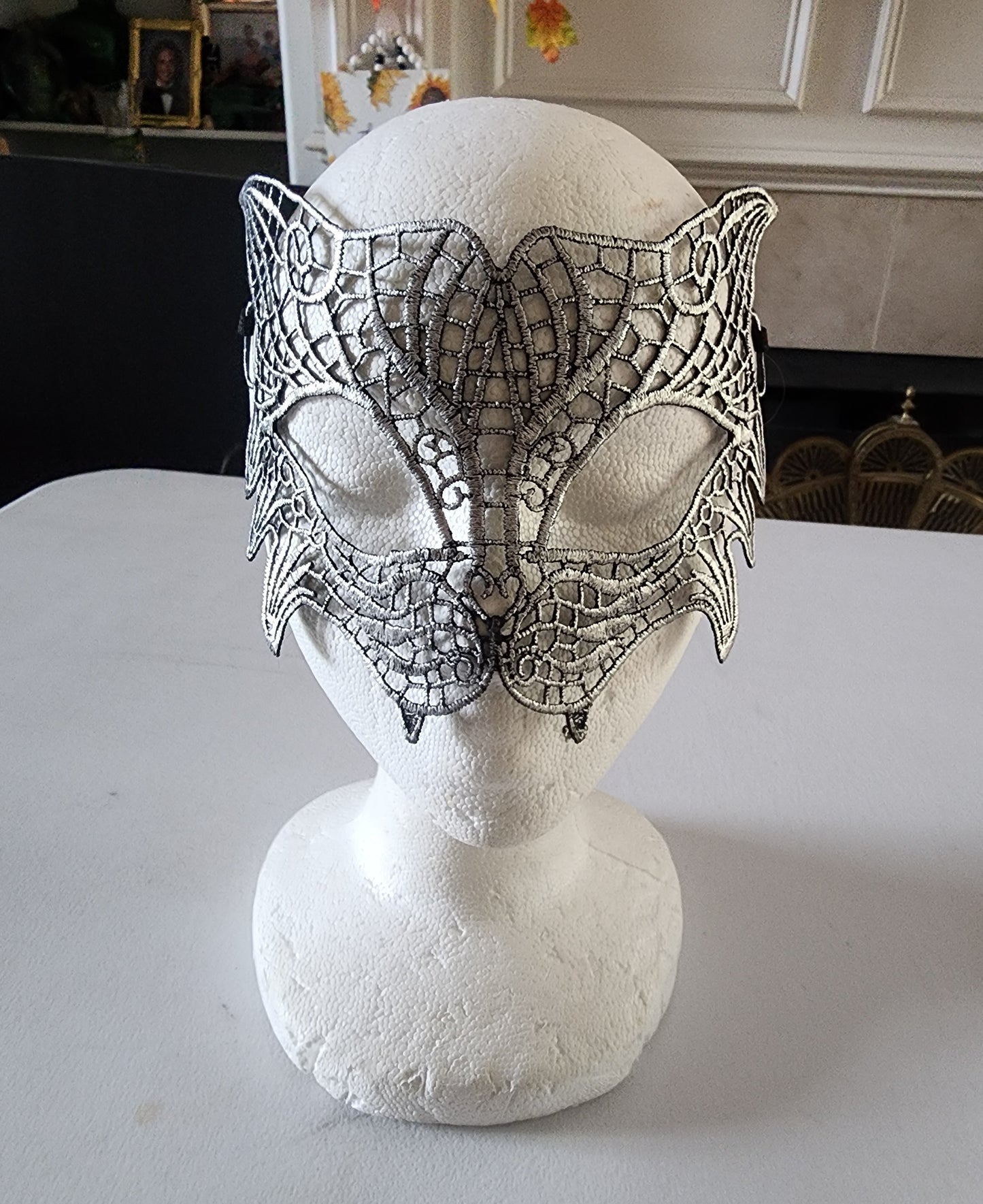 Enrich your masquerade costume with the purr-fectly silver cat mask.
