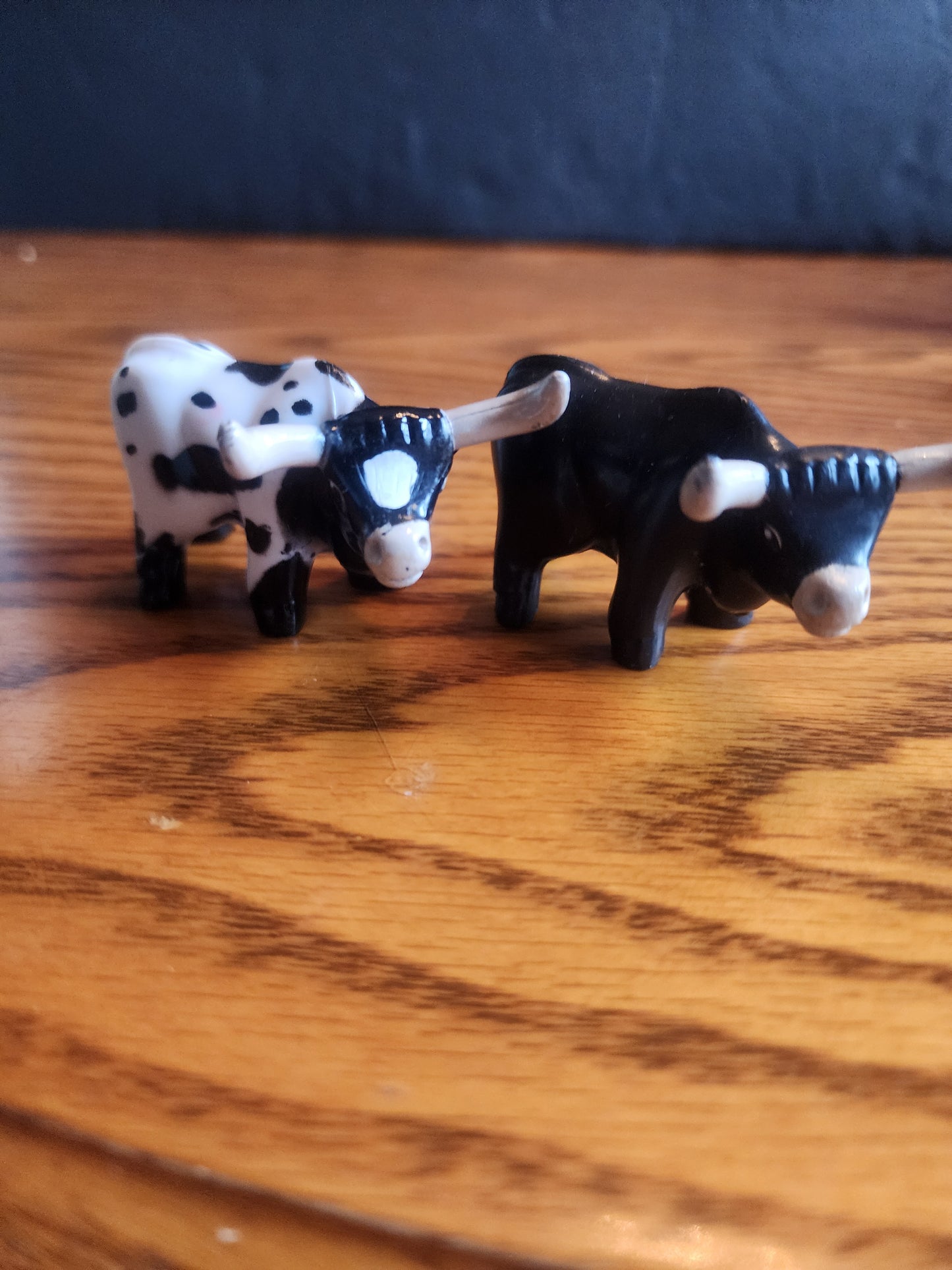 Vintage Lincoln Logs Hard Plastic Animal Lot - Brown Horse & 2 Longhorn Steers