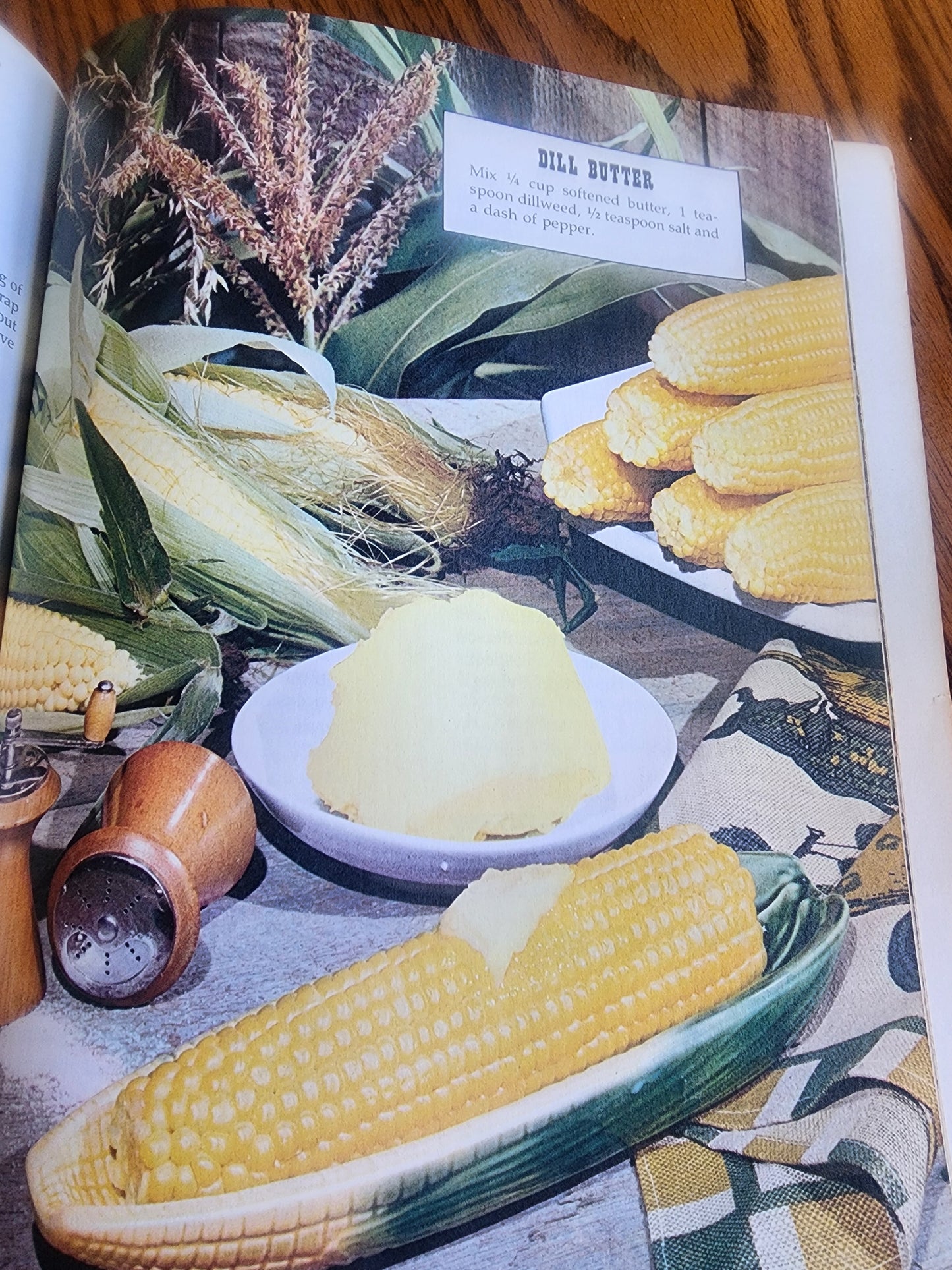 IDEALS COUNTRY KITCHEN  COOKBOOK 1975-paperback- breads, soups and more