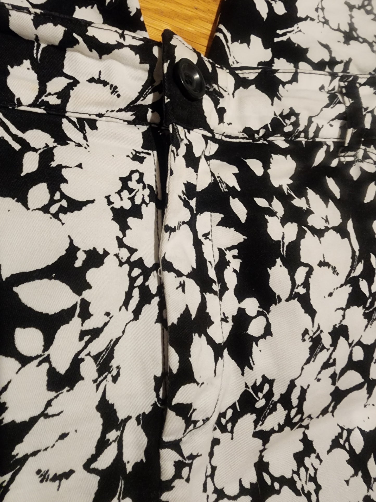 Croft & Barrow black and white floral Capris size 18