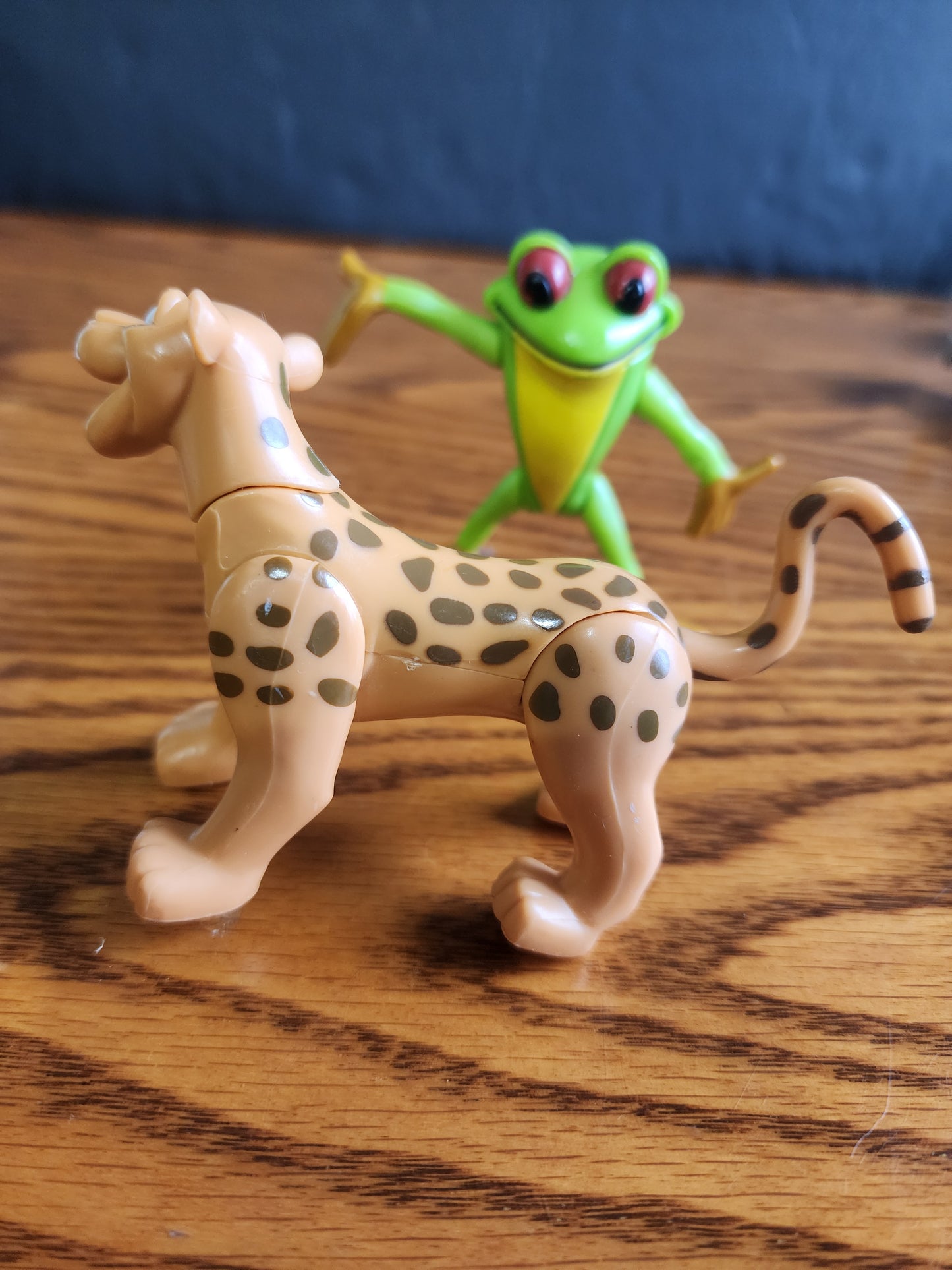 Rainforest Cafe Cha! Cha! The Red-Eyed Tree Frog &  Maya the Jaguar figures