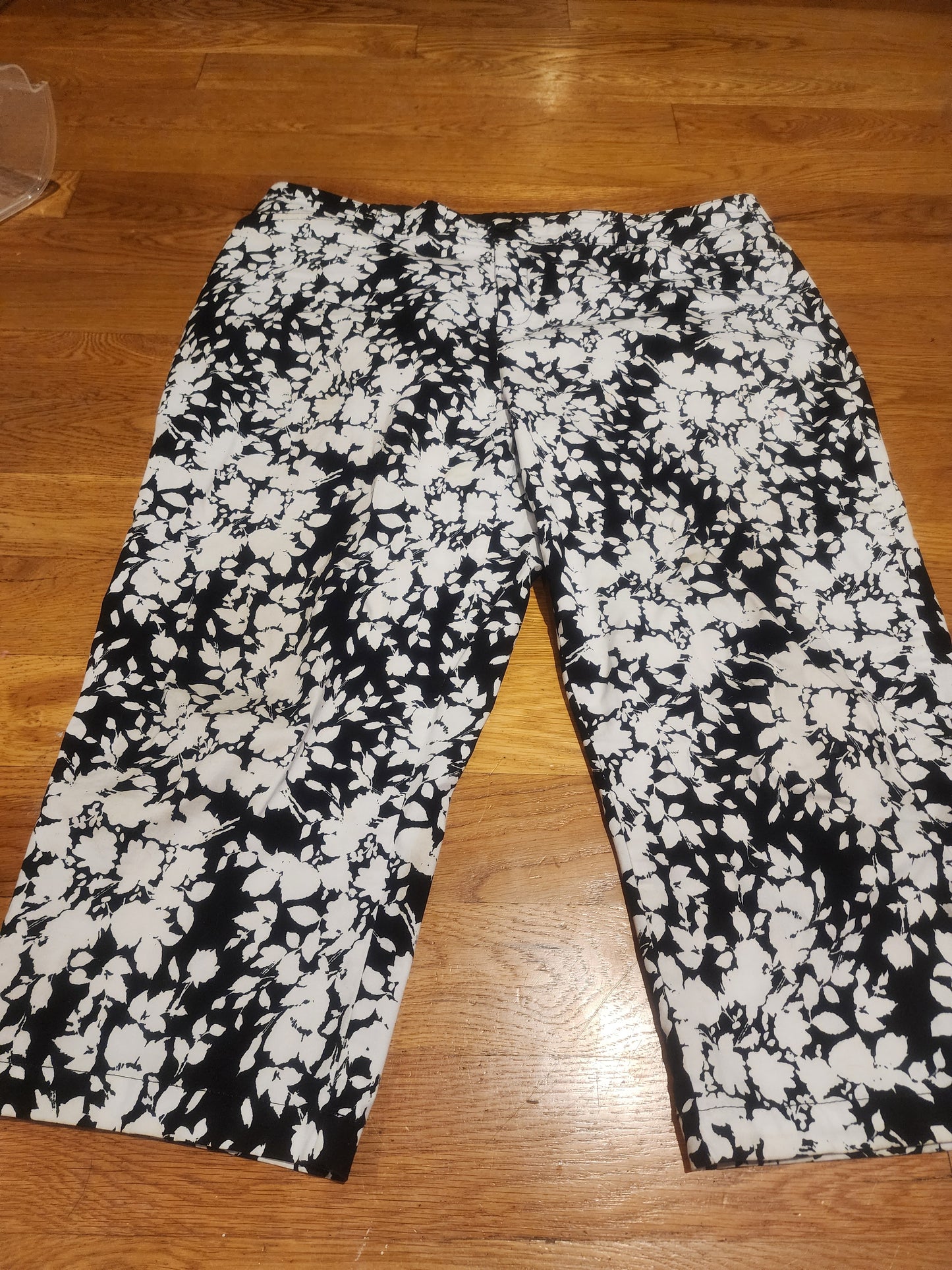 Croft & Barrow black and white floral Capris size 18