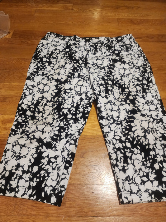 Croft & Barrow black and white floral Capris size 18