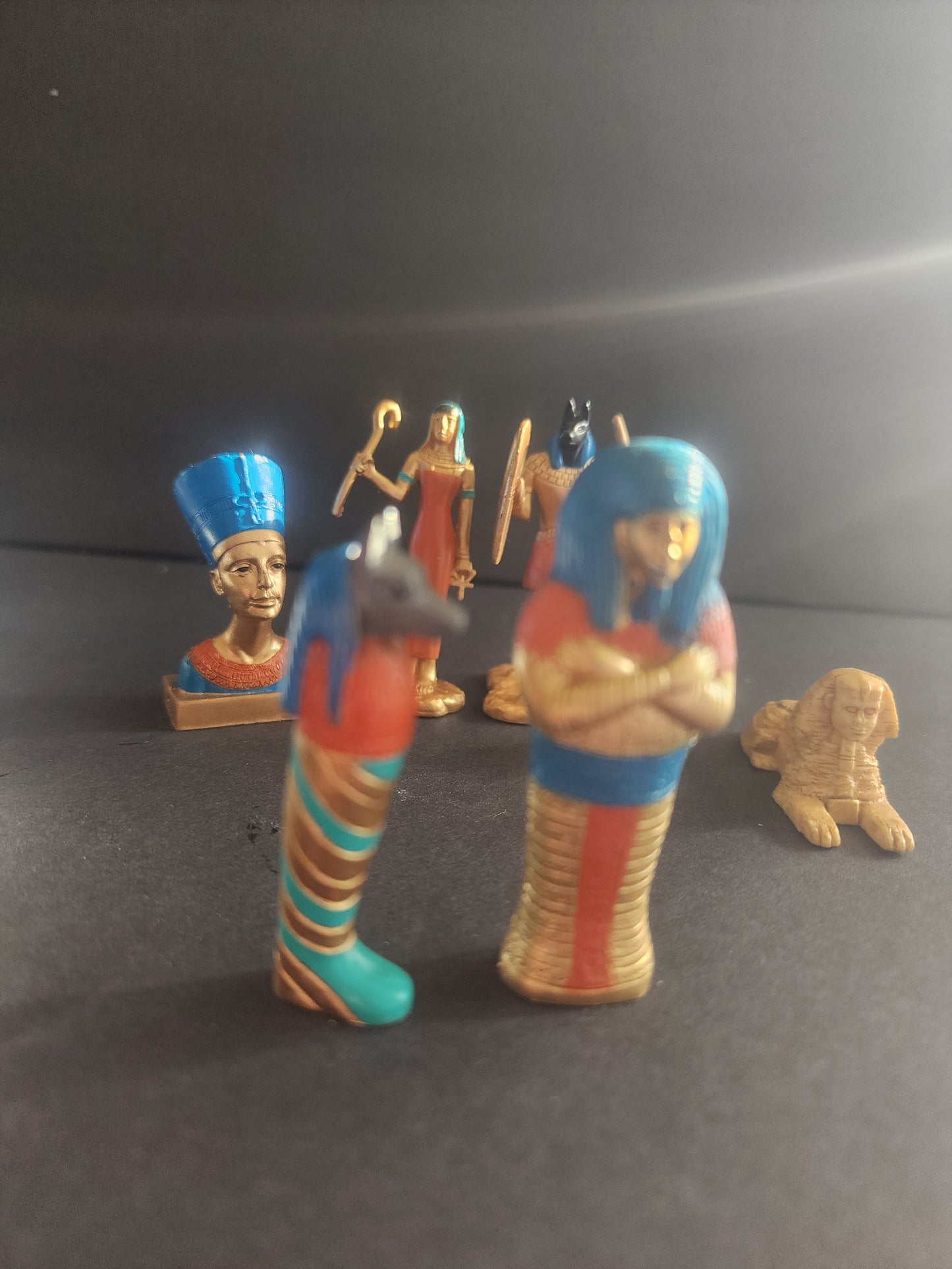 Ancient Egyptian Miniature Figurines Set, 7 Pieces with Pyramids, Educational History Toys for Kids.