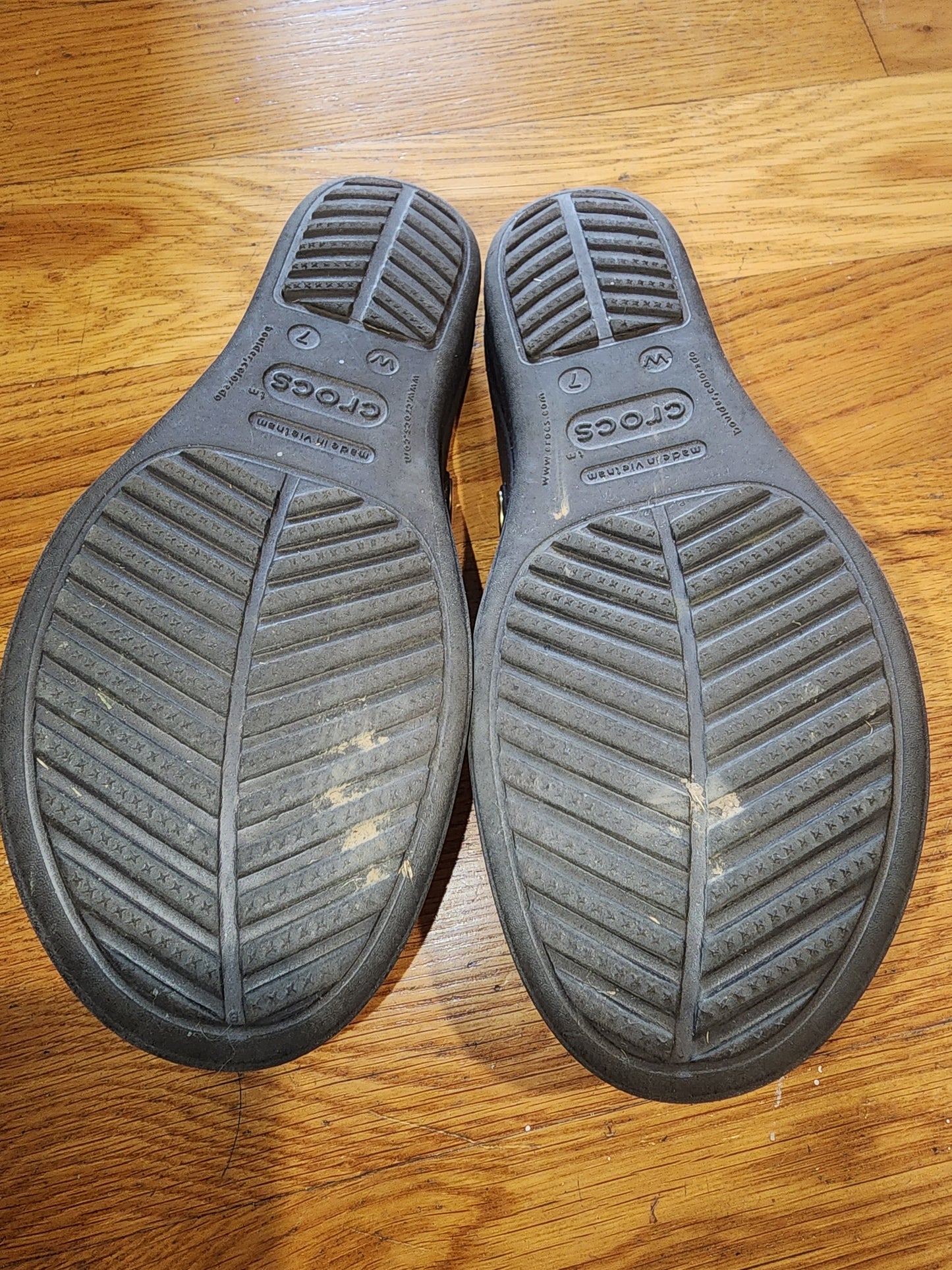 CROCS Sanrah Women 7 Gold Matte Circle Ring Wedge Espresso Brown Sandals in very good condition runs big.