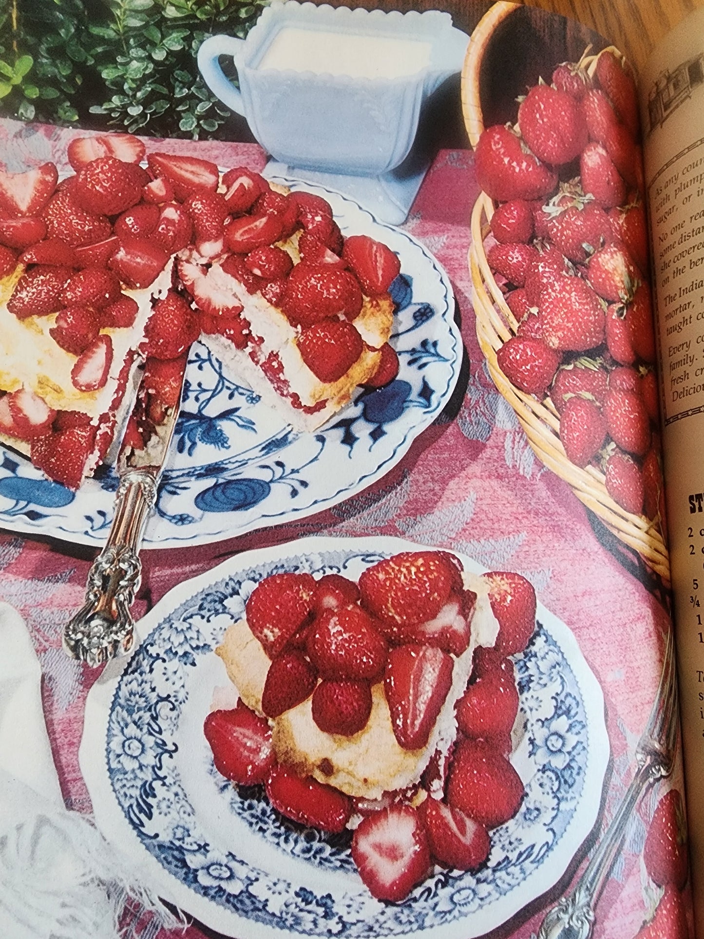 IDEALS COUNTRY KITCHEN  COOKBOOK 1975-paperback- breads, soups and more