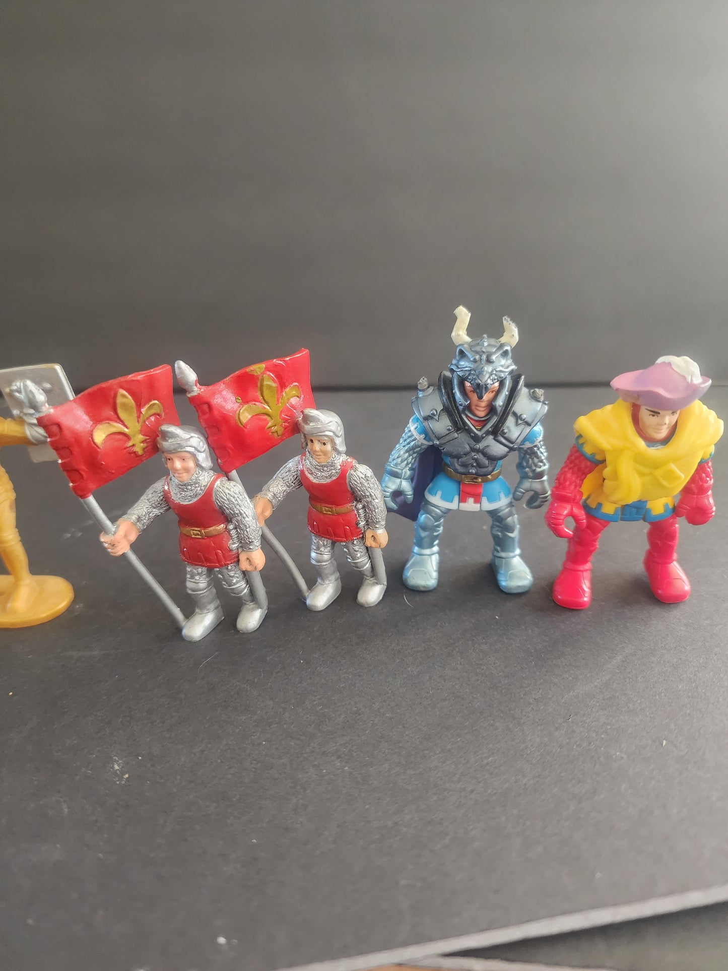 Lot of 6 Knights contains 2 Fisher-Price Imaginext Knight Brigade Figures -