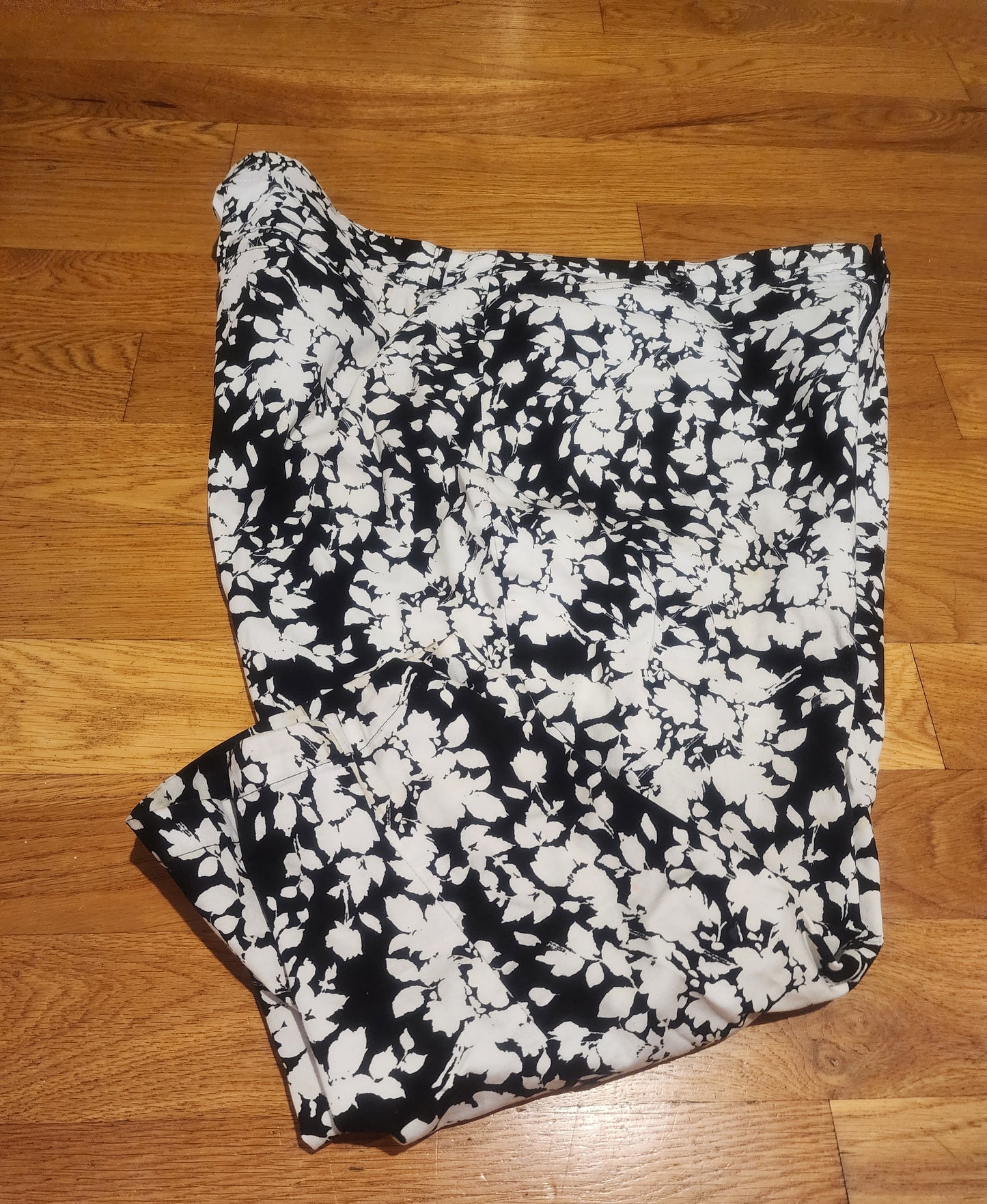 Croft & Barrow black and white floral Capris size 18