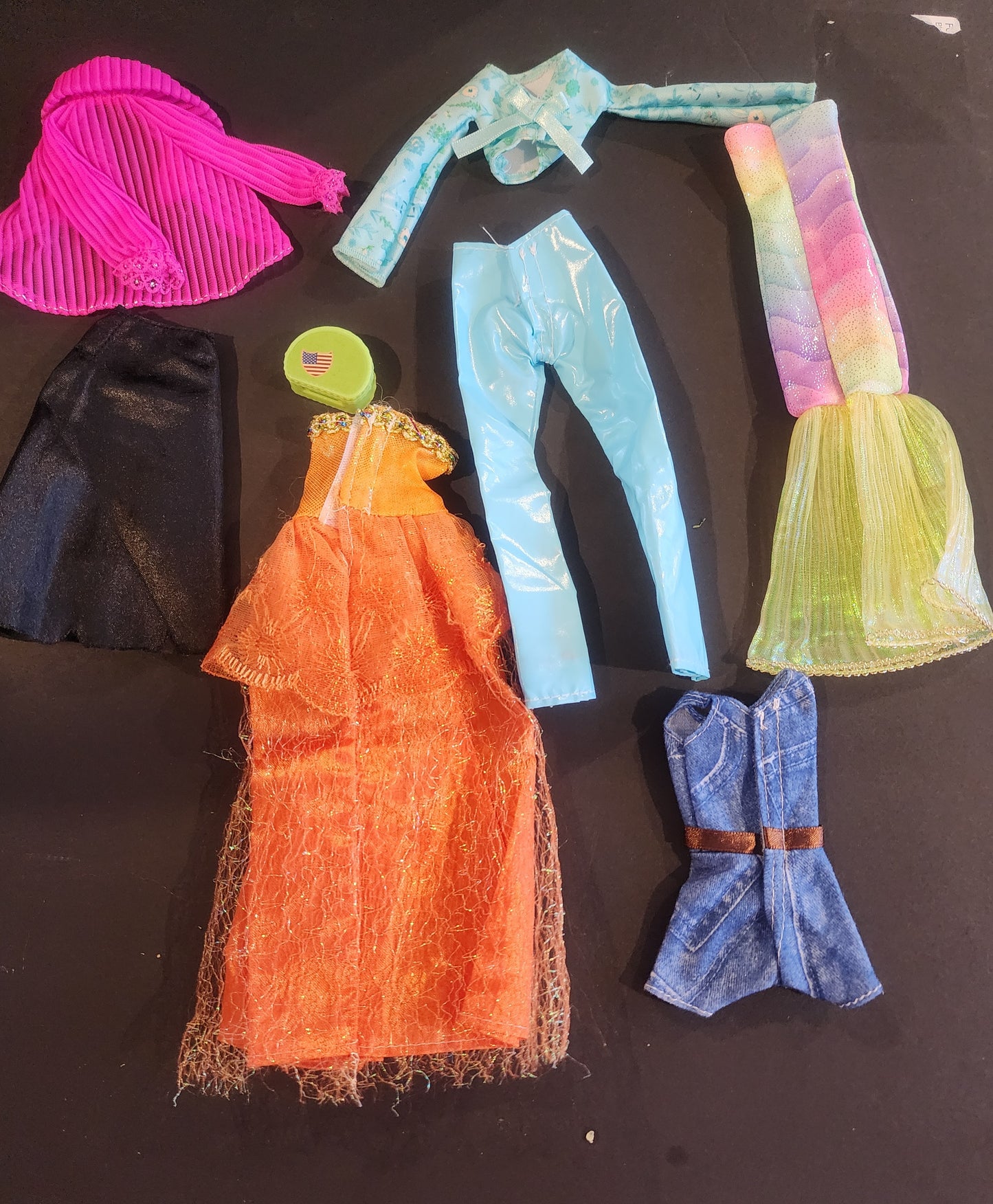 5 Barbie Doll Outfits & American Flag Suitcase Luggage Set