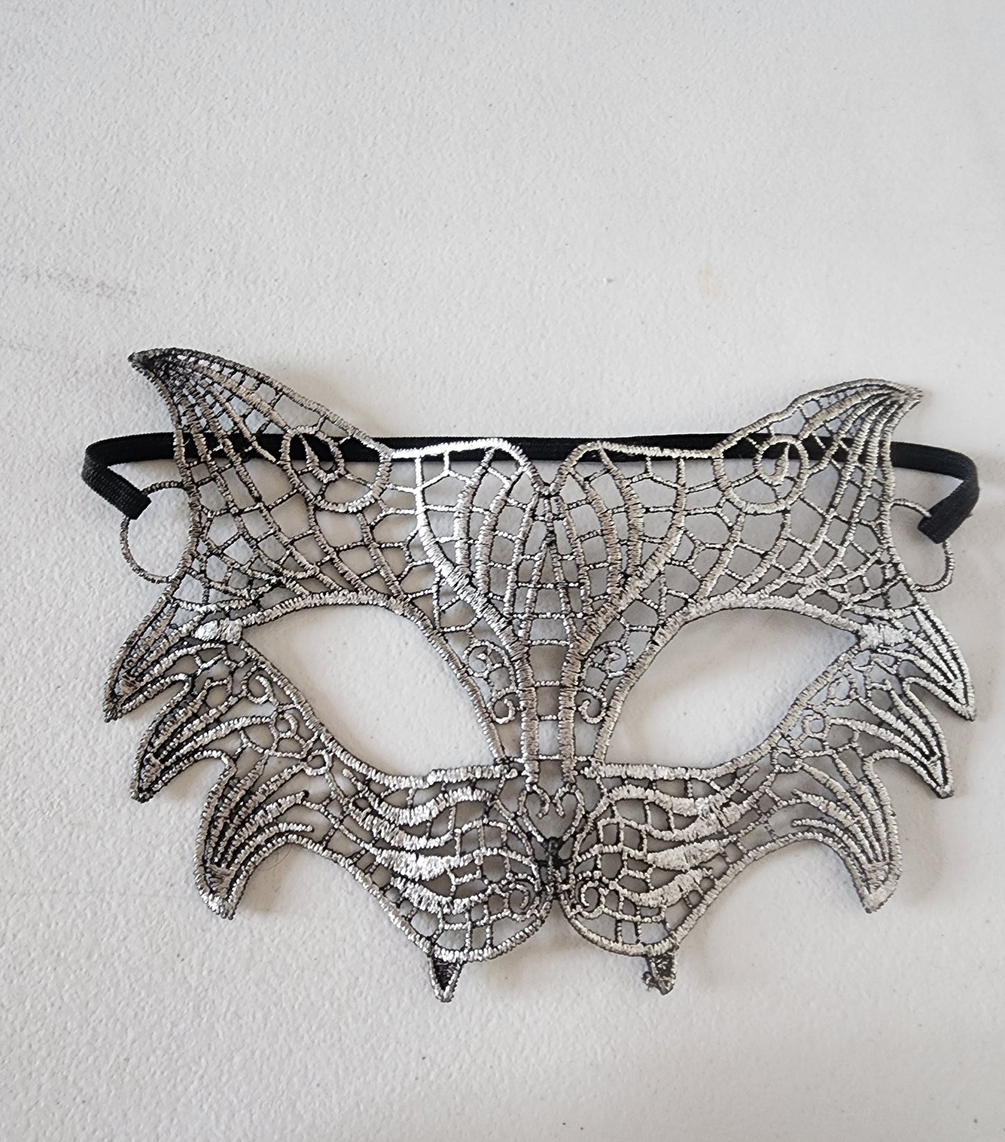 Enrich your masquerade costume with the purr-fectly silver cat mask.