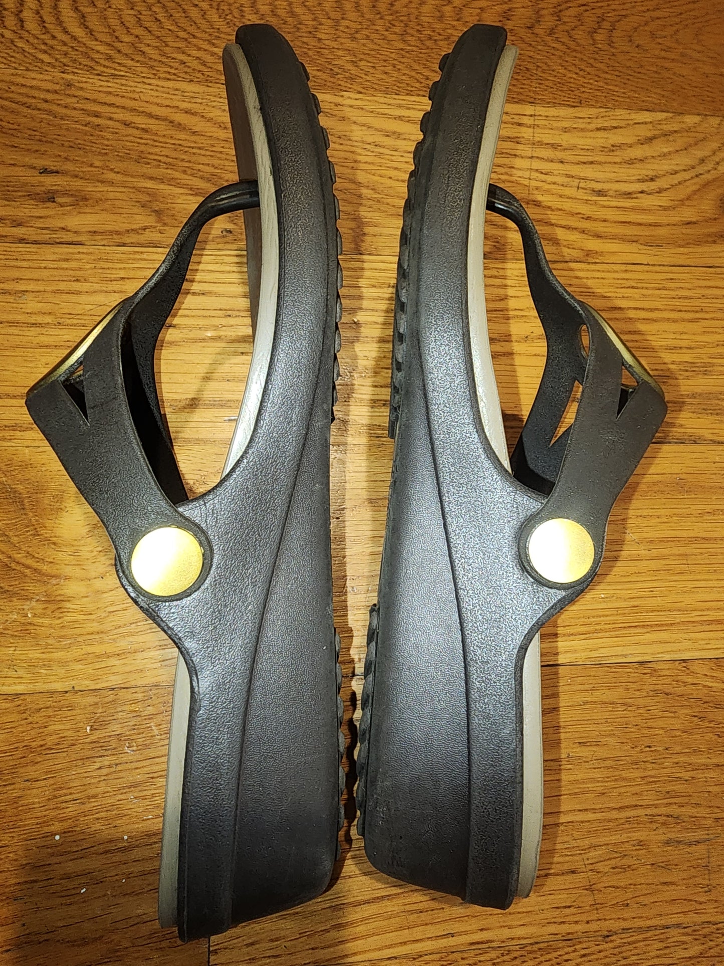 CROCS Sanrah Women 7 Gold Matte Circle Ring Wedge Espresso Brown Sandals in very good condition runs big.