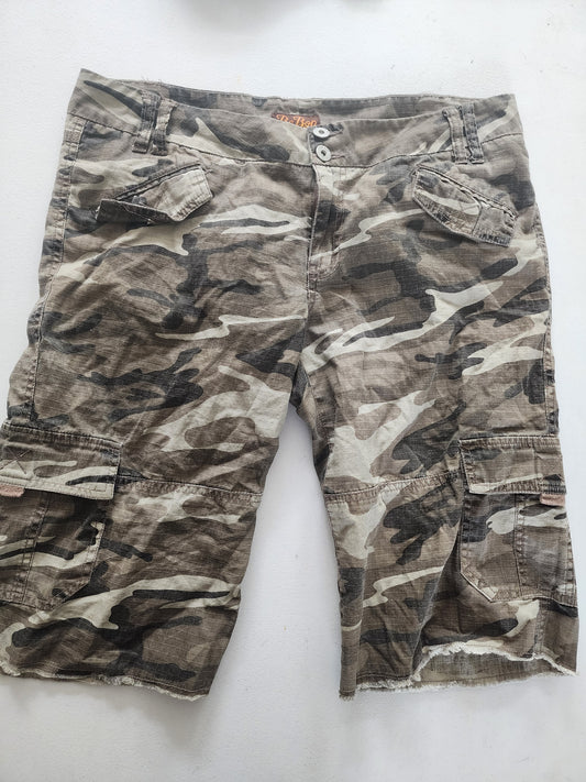 Be Bop Camo Cargo Capris Shorts Size 13 Tan Brown khaki, Camouflage