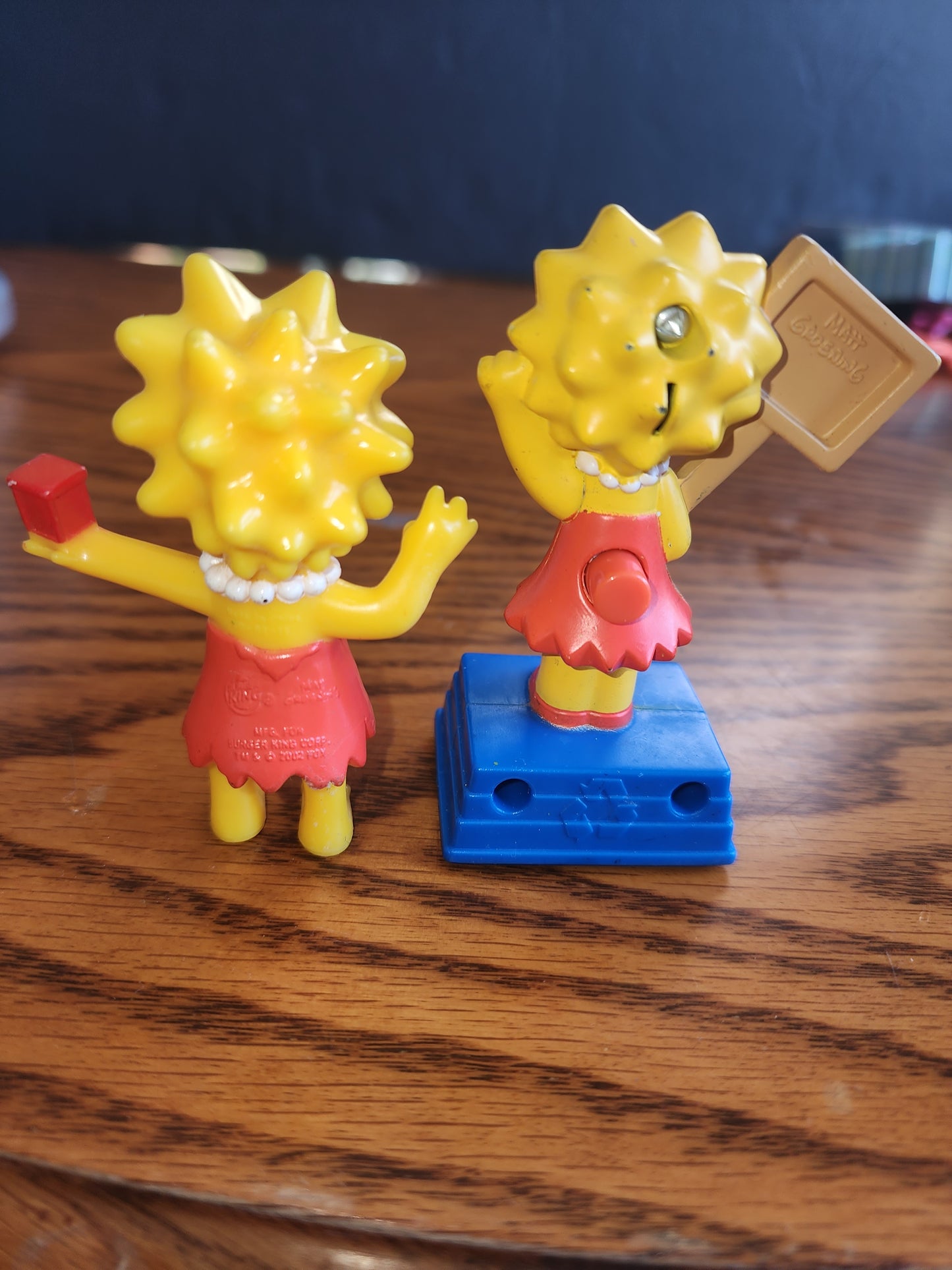 The Simpsons Movie Burger King Toy Lisa Recycle 2007
2 figures in good condition. No longer talks.