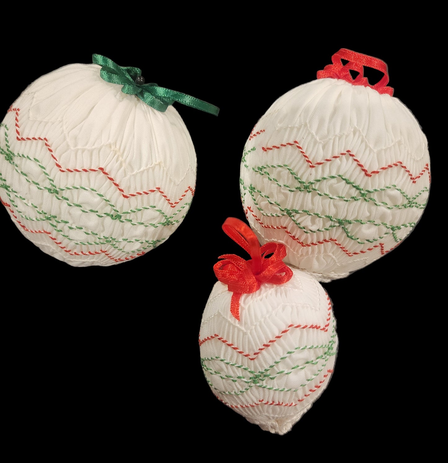 CHRIS YOUNG COUNTRY MUSIC STAR MEMORABILIA: 4 HANDMADE SMOCKED
CHRISTMAS ORNAMENTS + 2009 SIGNED PIECE - MADE BY HIS NANNY!