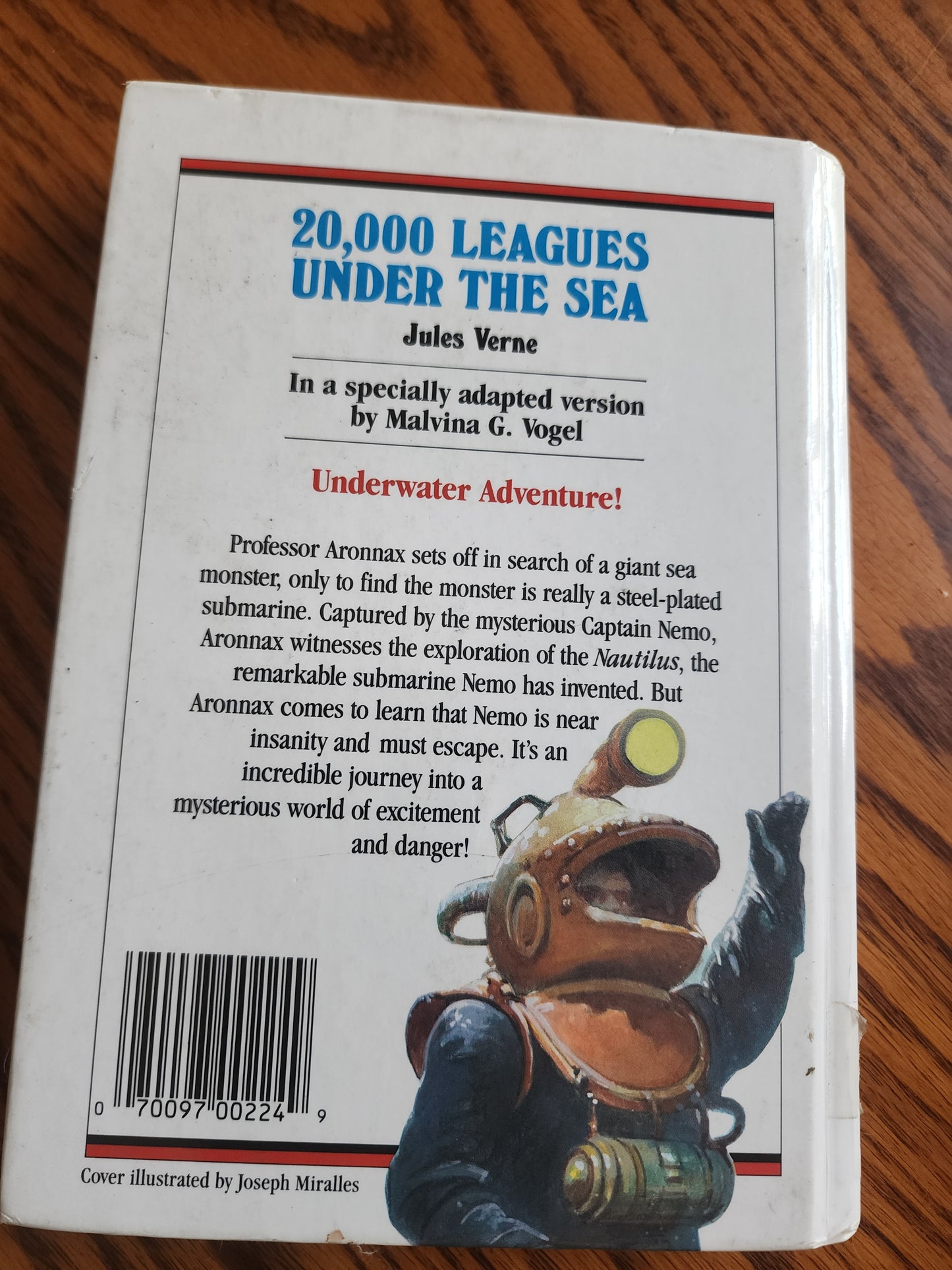 1992 Great Illustrated Classics edition of "20,000 Leagues Under the Sea" by Jules Verne. Hardcover format.