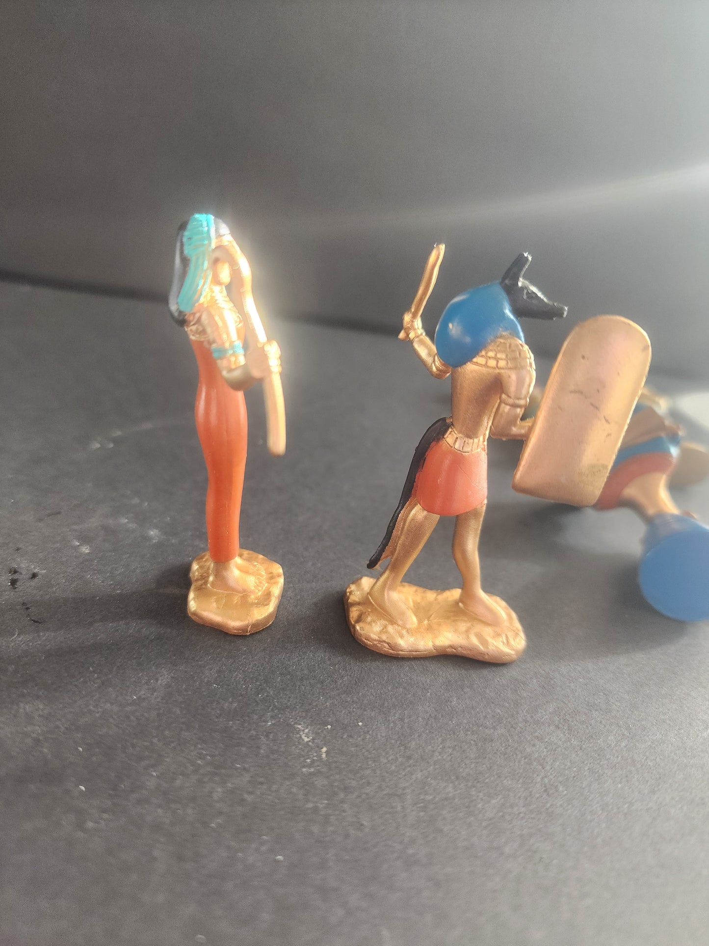 Ancient Egyptian Miniature Figurines Set, 7 Pieces with Pyramids, Educational History Toys for Kids.