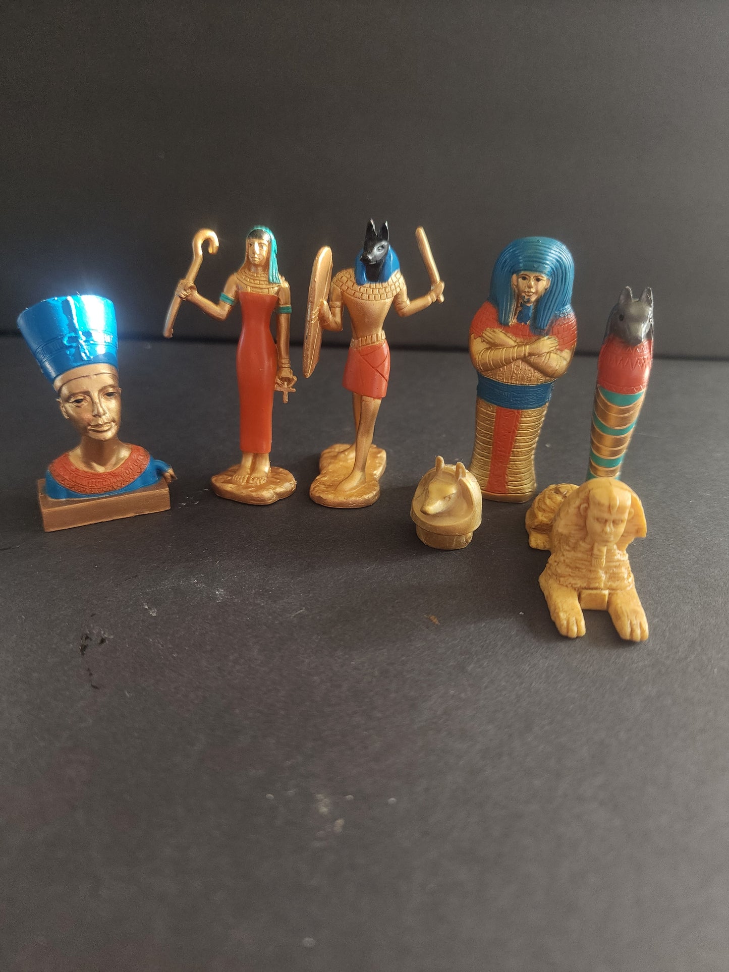 Ancient Egyptian Miniature Figurines Set, 7 Pieces with Pyramids, Educational History Toys for Kids.