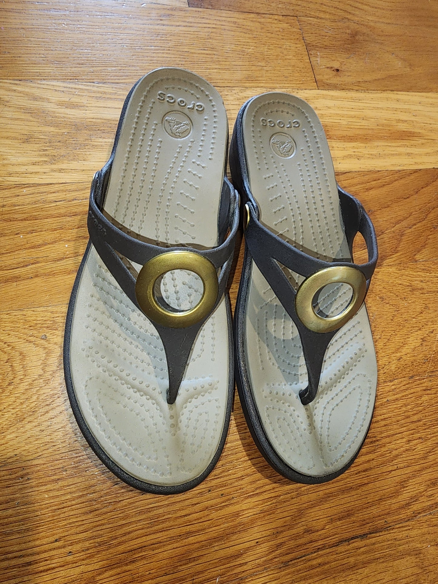 CROCS Sanrah Women 7 Gold Matte Circle Ring Wedge Espresso Brown Sandals in very good condition runs big.