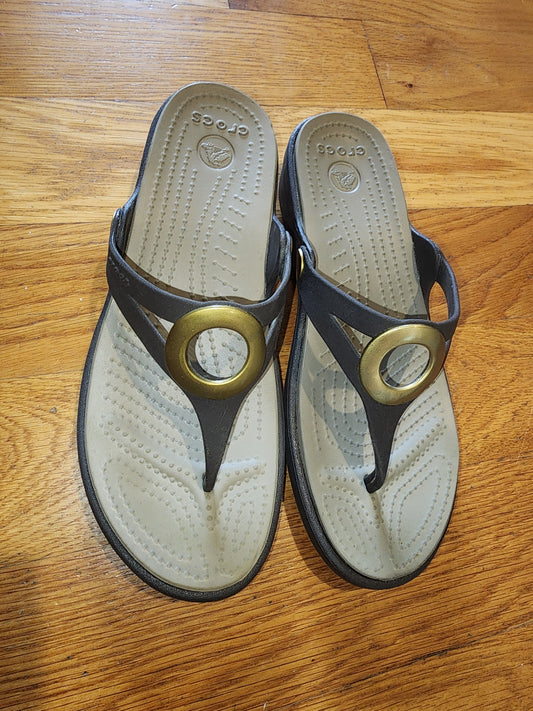 CROCS Sanrah Women 7 Gold Matte Circle Ring Wedge Espresso Brown Sandals in very good condition runs big.