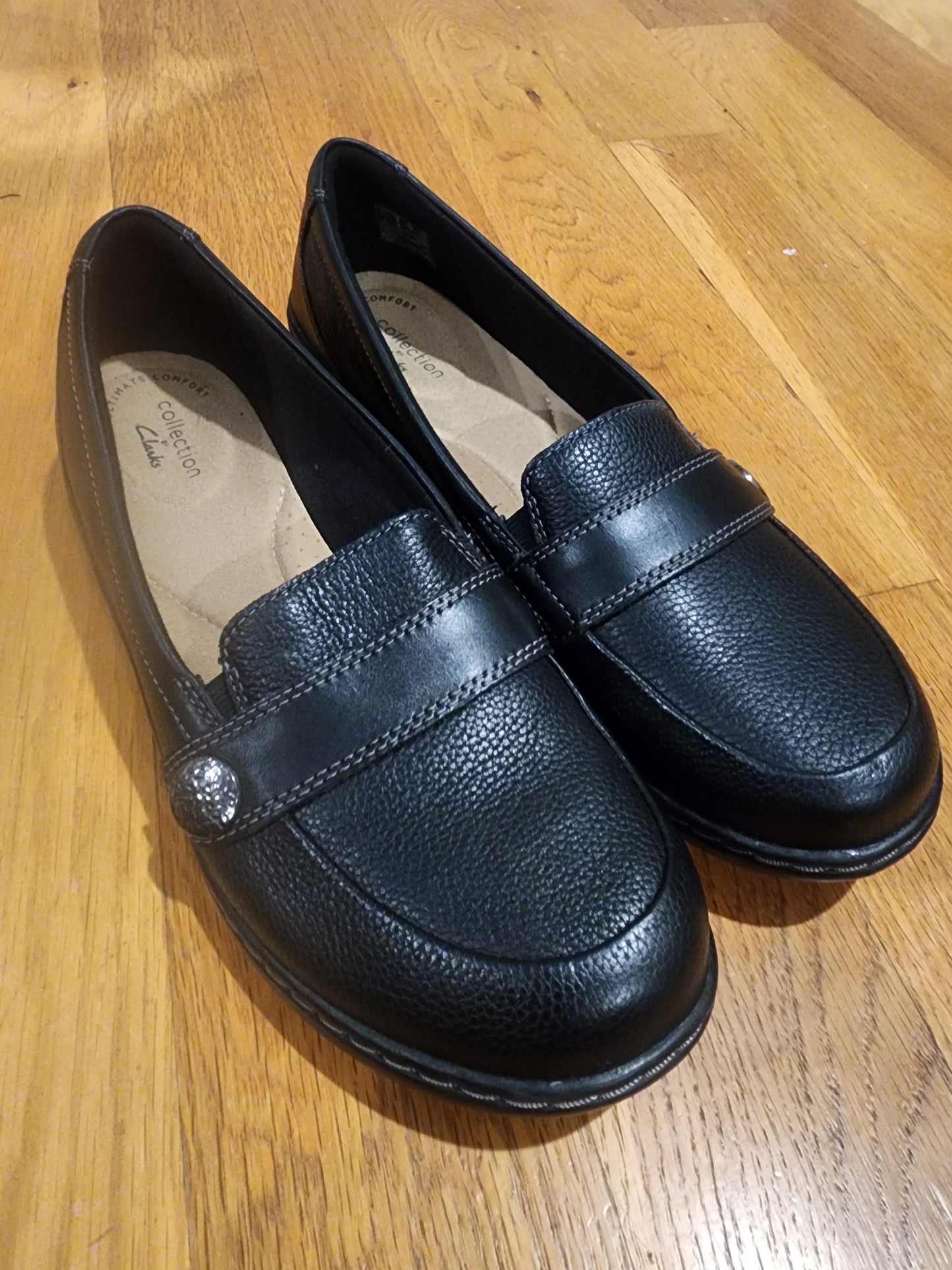 Clarks Women's Cora Daisy Loafer Black Tumbled Leather 8