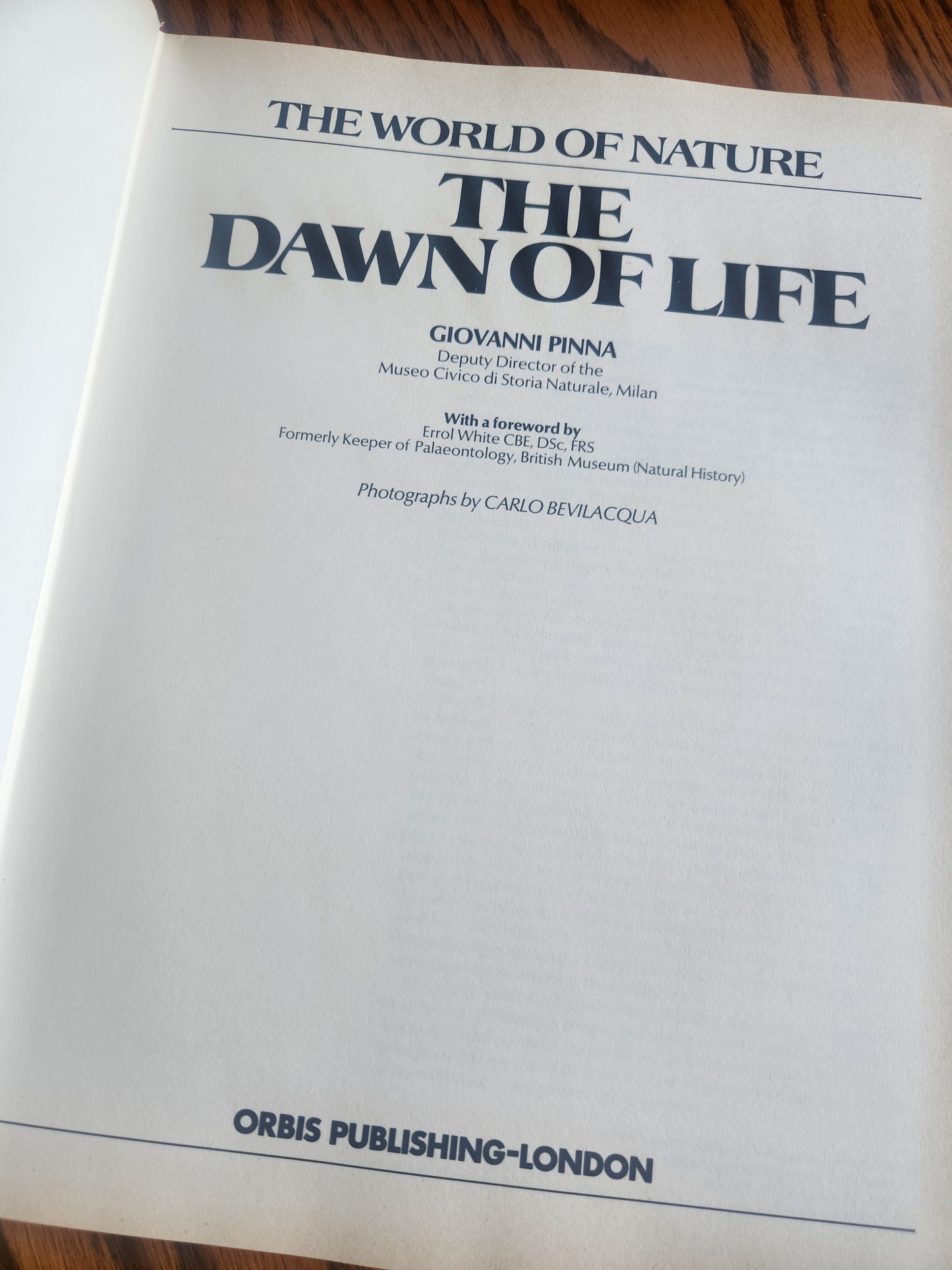 Dawn of Life (World of Nature Series) - Hardcover
Pinna, Giovanni 1972