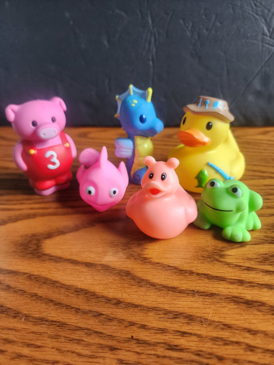 Lot of 6 little Bath toys Seahorse 2 ducks, fish frog & Melissa & Doug Squirt Pig.