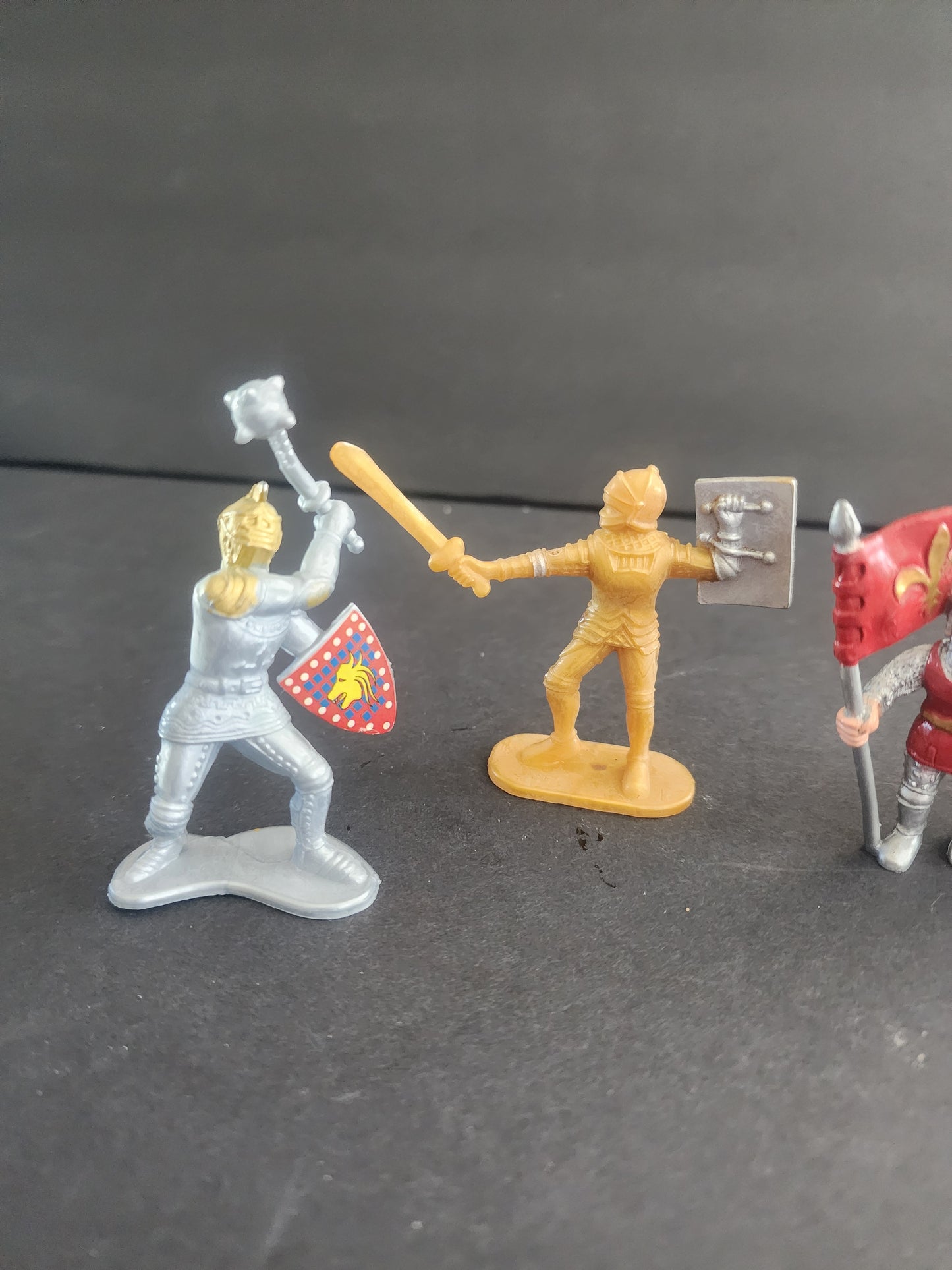 Lot of 6 Knights contains 2 Fisher-Price Imaginext Knight Brigade Figures -