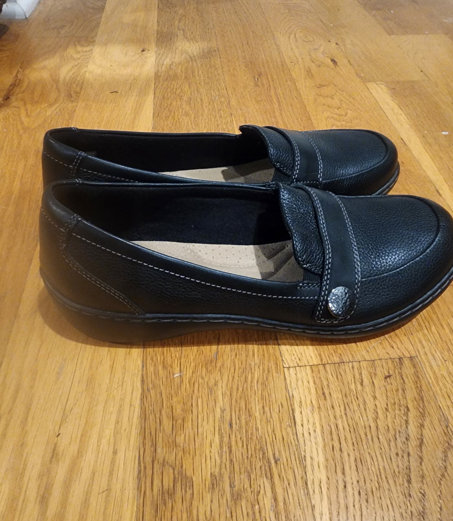 Clarks Women's Cora Daisy Loafer Black Tumbled Leather 8