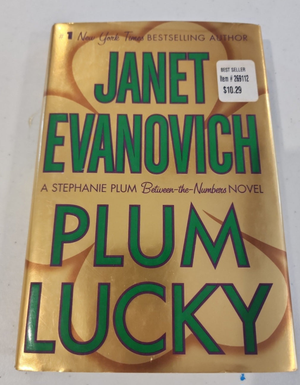 Plum Lucky (Stephanie Plum: Between the Numbers) Janet Evanovich  HB Book