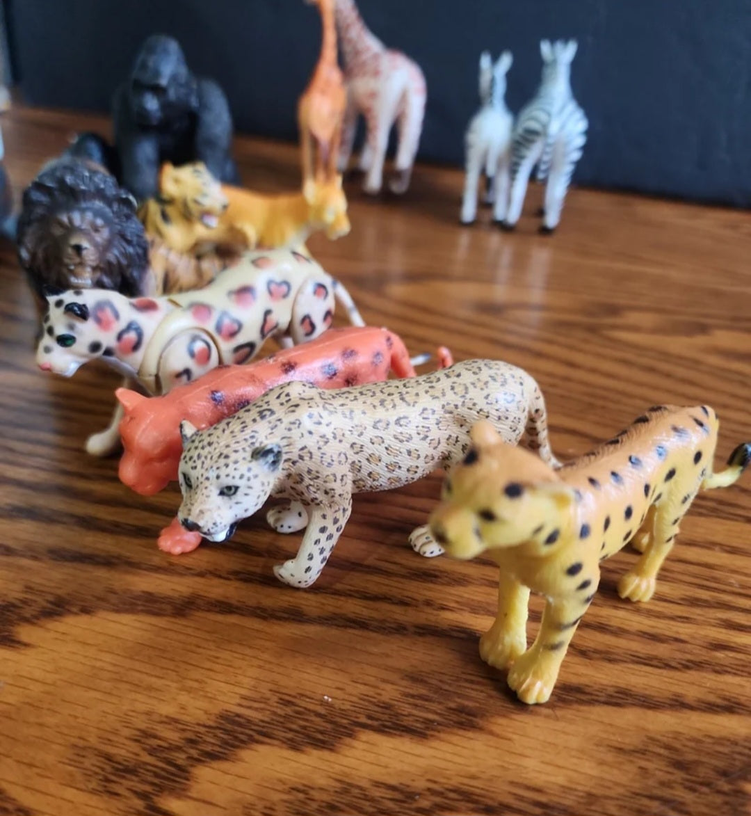 Lot of  16 Jungle Animals figures Cheetahs Leopards Zebras Gorillas Giraffes, et