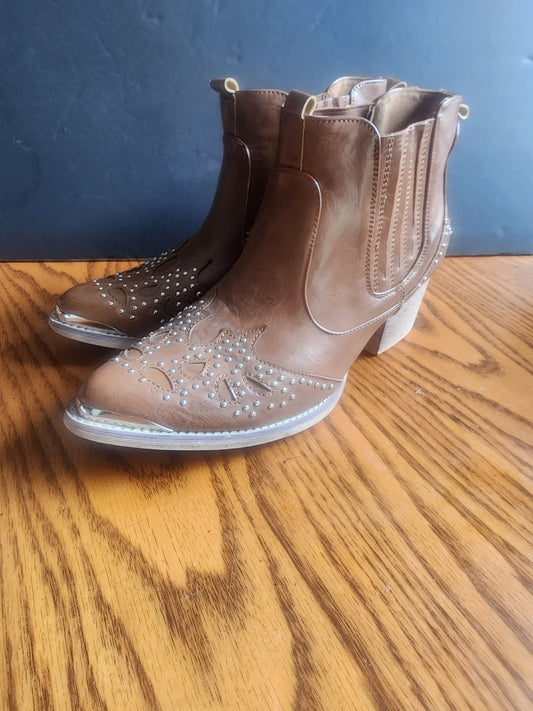 Yoki Women's Western Booties Size 9 Br Cowgirl Studded Block Heel Pointed Toe,