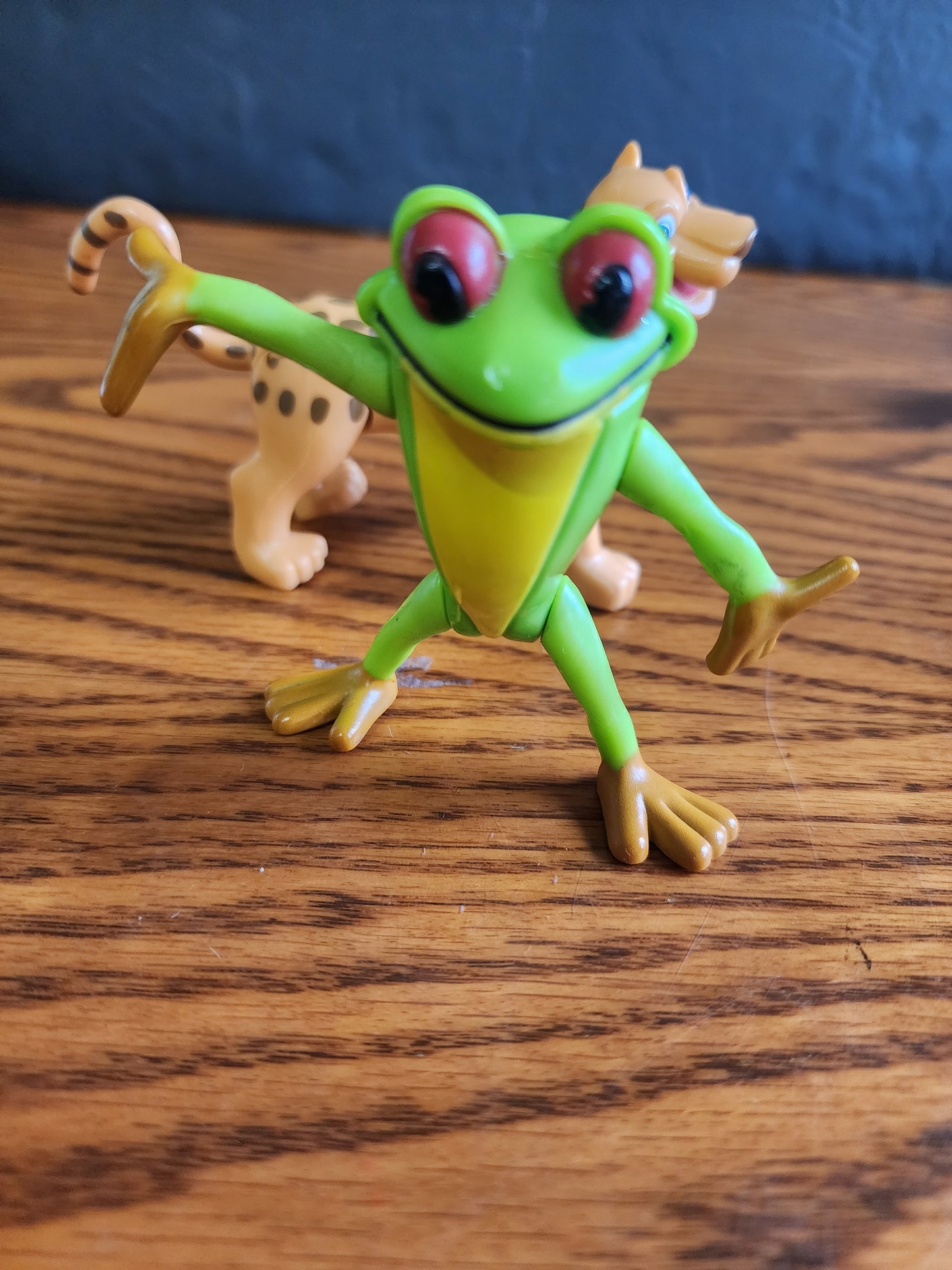 Rainforest Cafe Cha! Cha! The Red-Eyed Tree Frog &  Maya the Jaguar figures