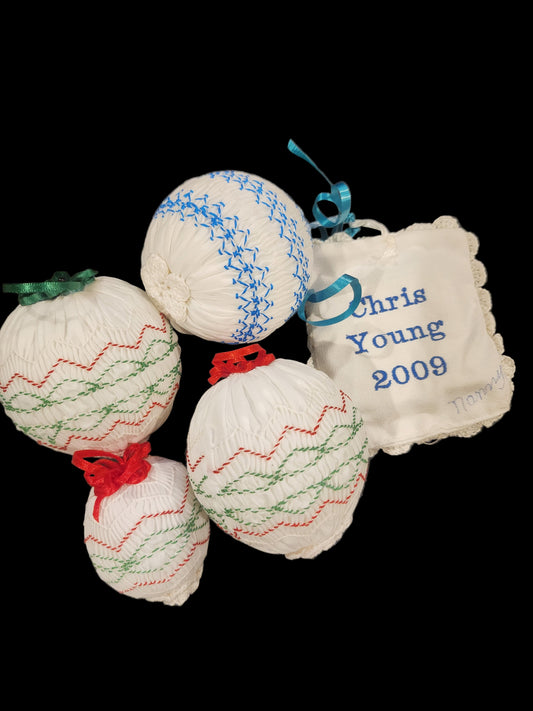 CHRIS YOUNG COUNTRY MUSIC STAR MEMORABILIA: 4 HANDMADE SMOCKED
CHRISTMAS ORNAMENTS + 2009 SIGNED PIECE - MADE BY HIS NANNY!
