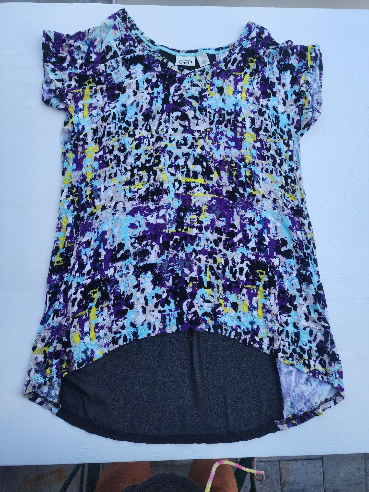 Cato Abstract Print v-neck Top - Women's Size Small - Excellent Condition!