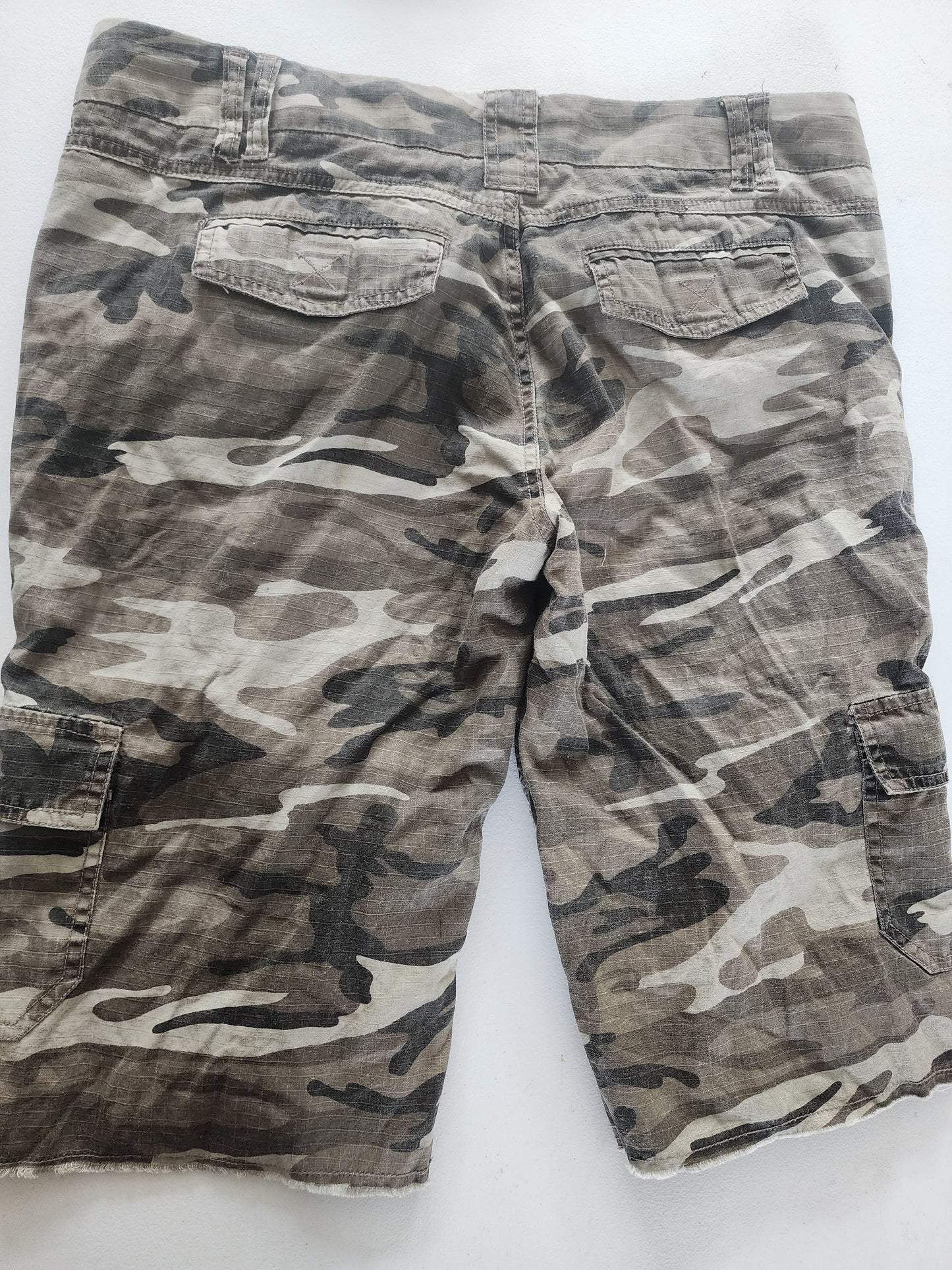 Be Bop Camo Cargo Capris Shorts Size 13 Tan Brown khaki, Camouflage
