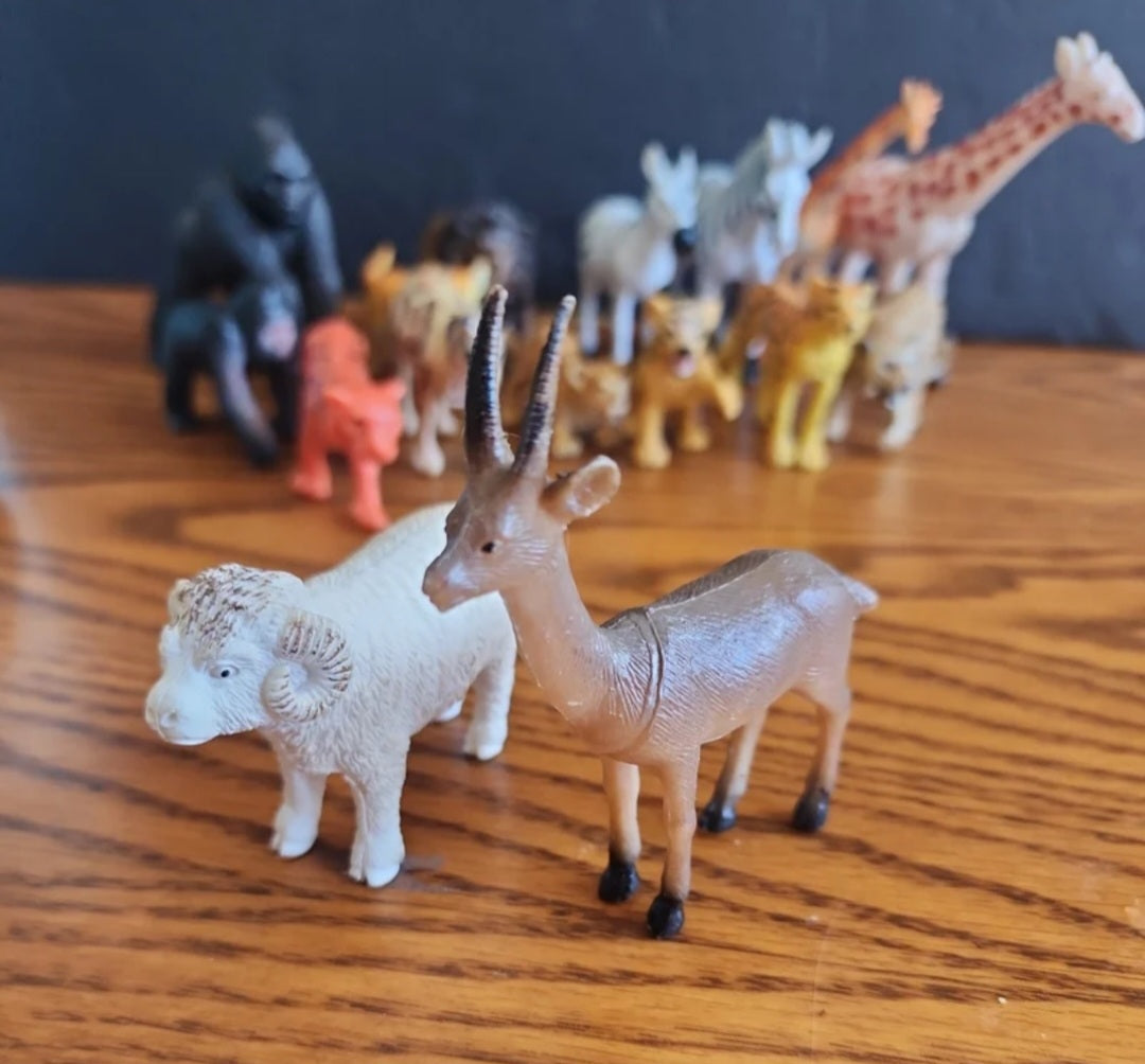 Lot of  16 Jungle Animals figures Cheetahs Leopards Zebras Gorillas Giraffes, et