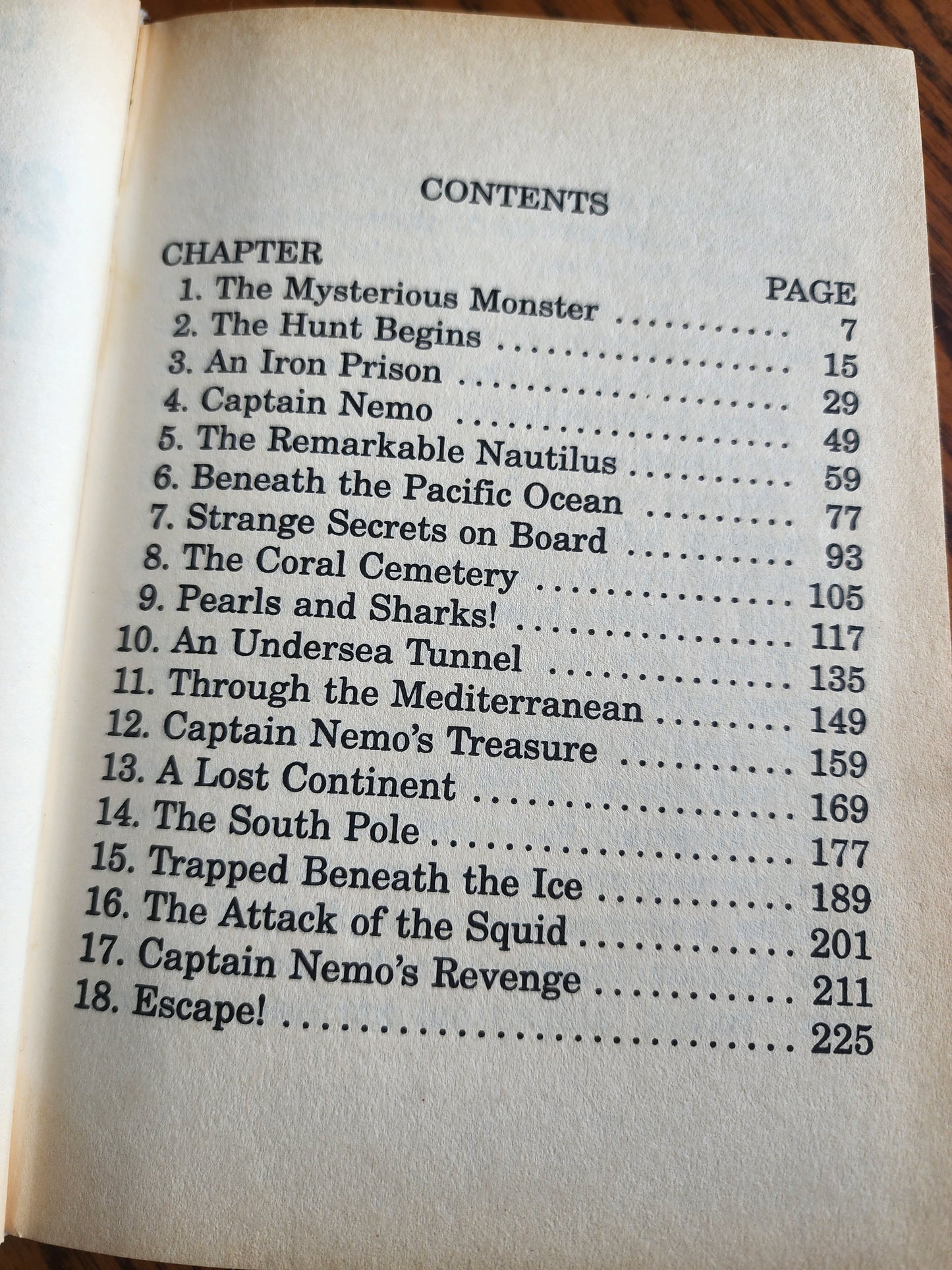 1992 Great Illustrated Classics edition of "20,000 Leagues Under the Sea" by Jules Verne. Hardcover format.