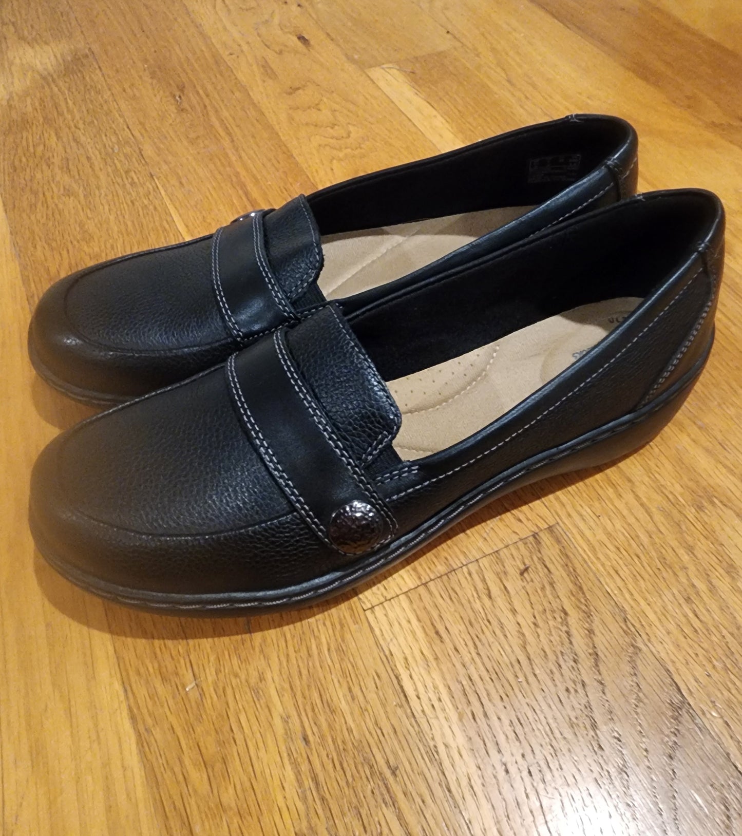 Clarks Women's Cora Daisy Loafer Black Tumbled Leather 8