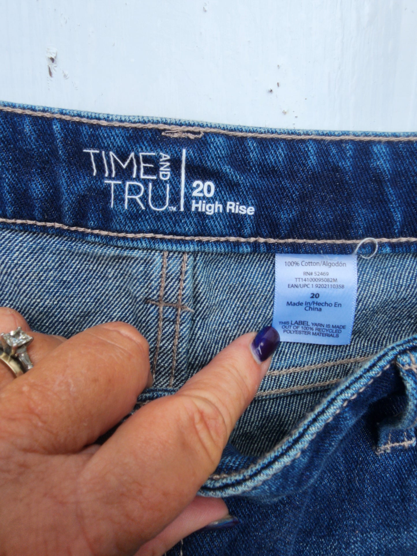 Time & Tru Women's 20 High Rise Distressed Frayed Denim Shorts Dark Wash Jean