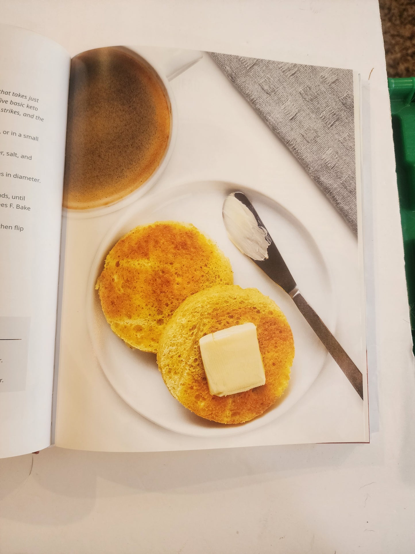 The Wholesome Yum Easy Keto Carboholics' Cookbook: 100 Low Carb Comfort Food Recipes