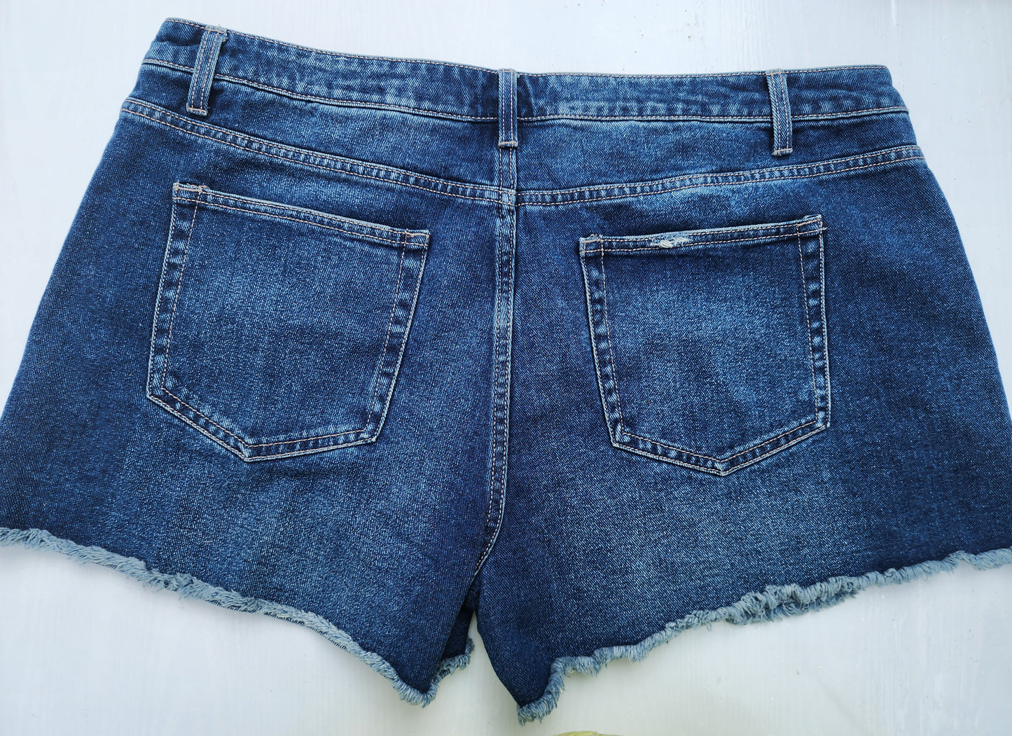 Time & Tru Women's 20 High Rise Distressed Frayed Denim Shorts Dark Wash Jean