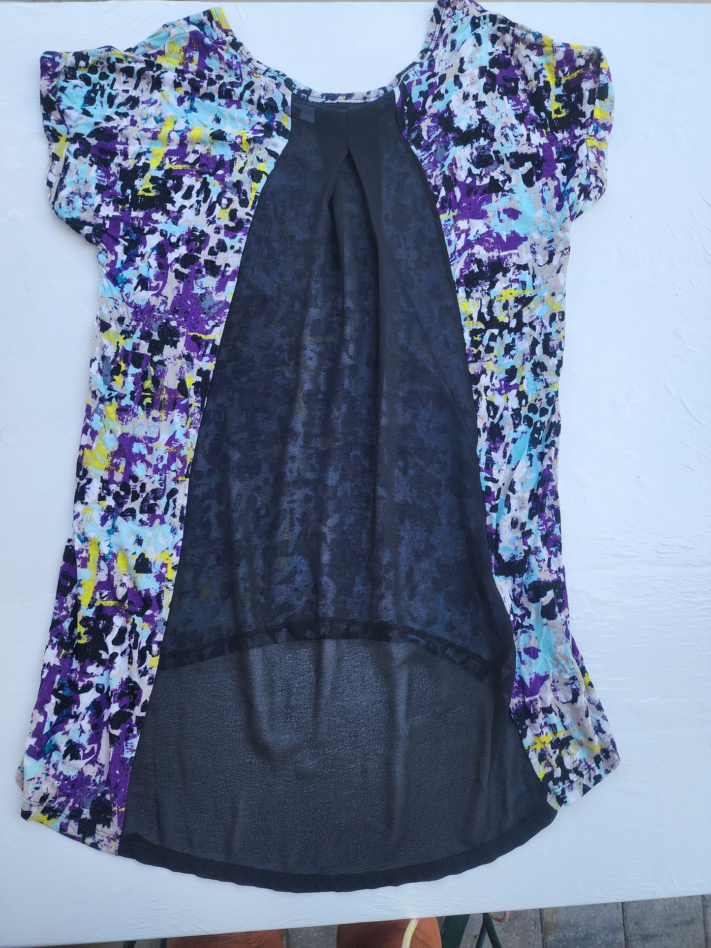 Cato Abstract Print v-neck Top - Women's Size Small - Excellent Condition!