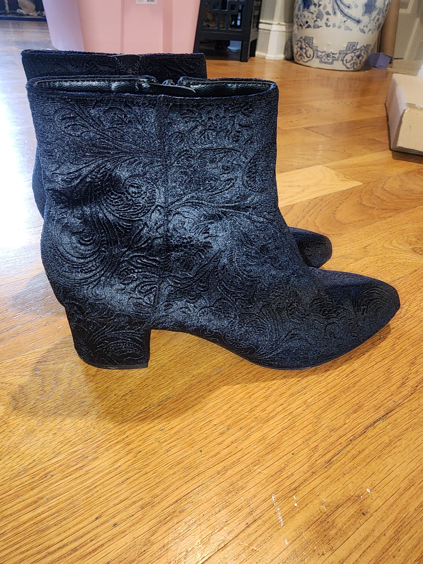 UNISA black velvet paisley embossed Boots size 8
