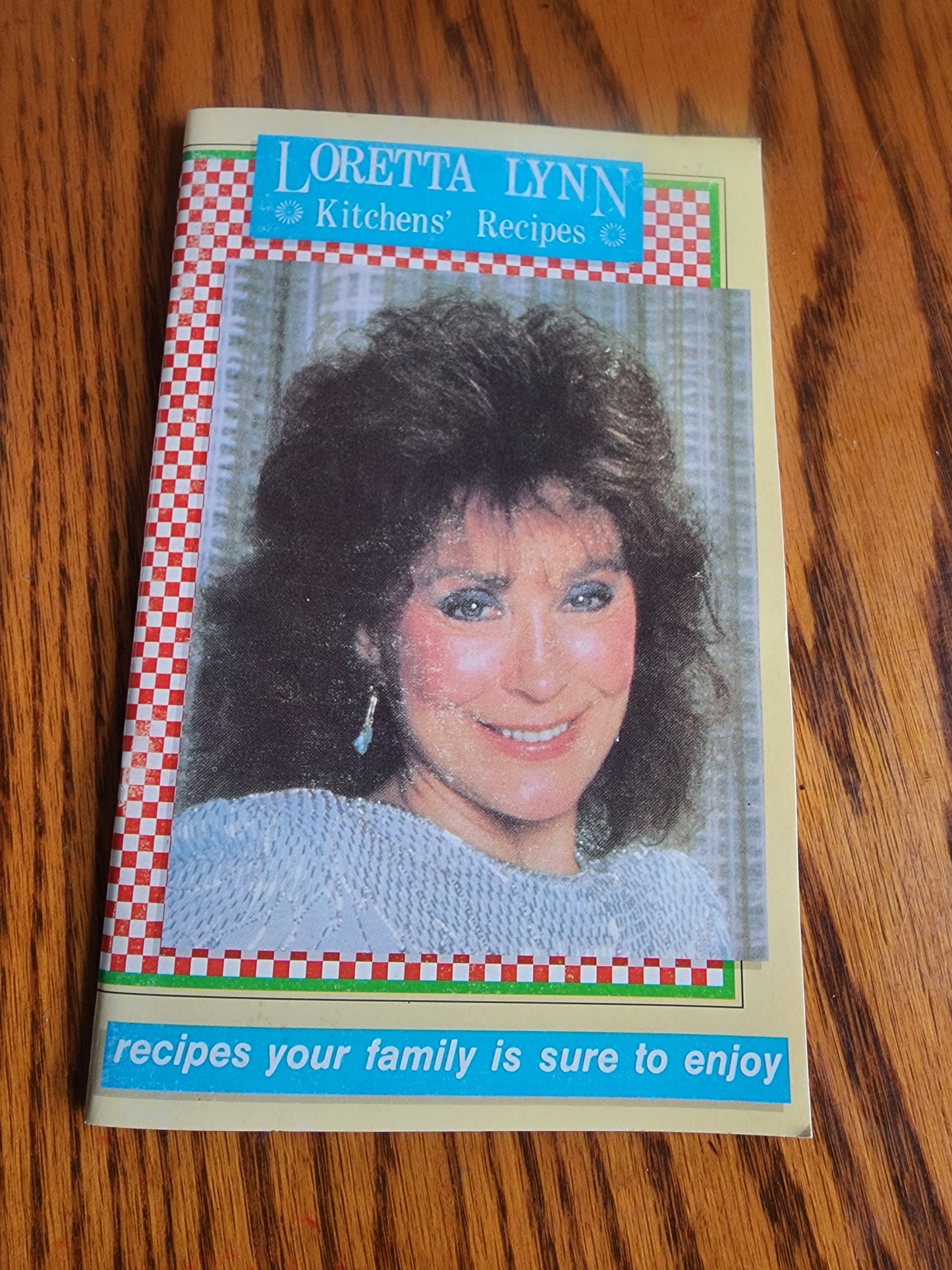Loretta Lynn Kitchens’ Recipes Soft Cover 32 Page Southern Cookbook 1986