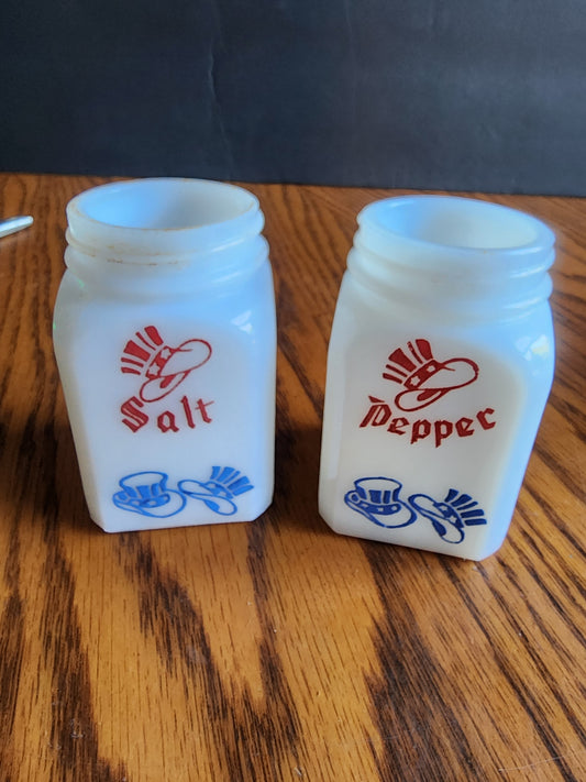 Vintage Patriotic Milk Glass Shakers – McKee/Tipp City
This is a charming pair of vintage milk glass salt and pepper shakers